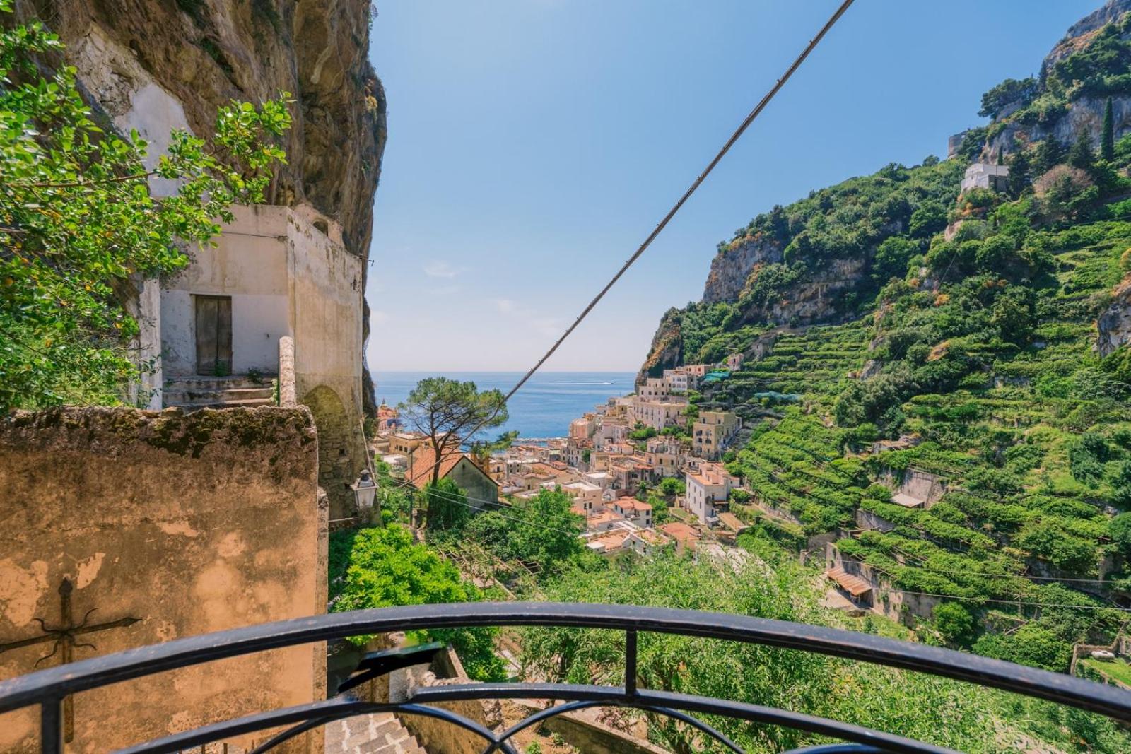 Apartment with Sea View and Balcony  photo 2