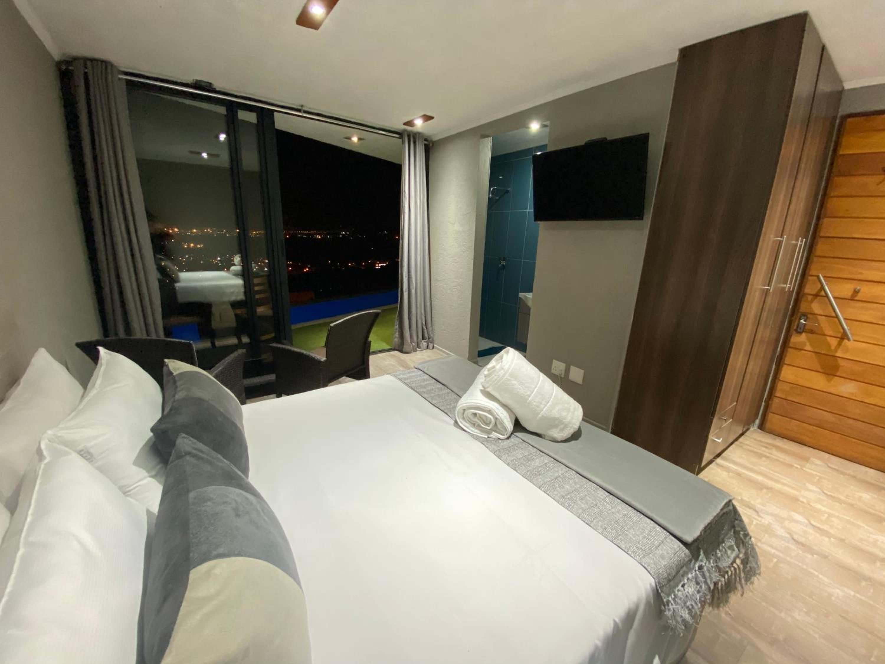 Queen Room with Sea View - Photo 15