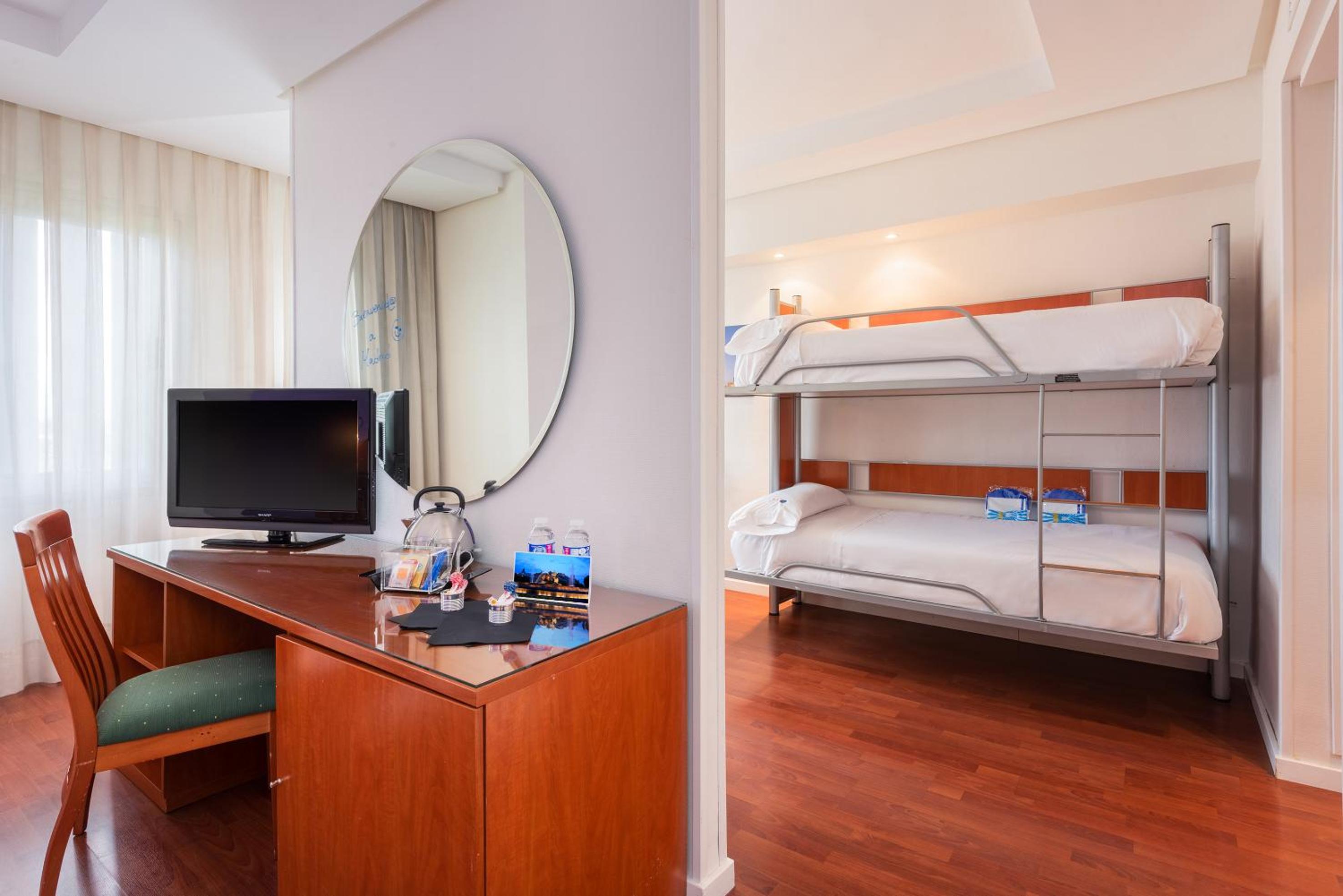 Family Room (2 Adults + 2 Children)