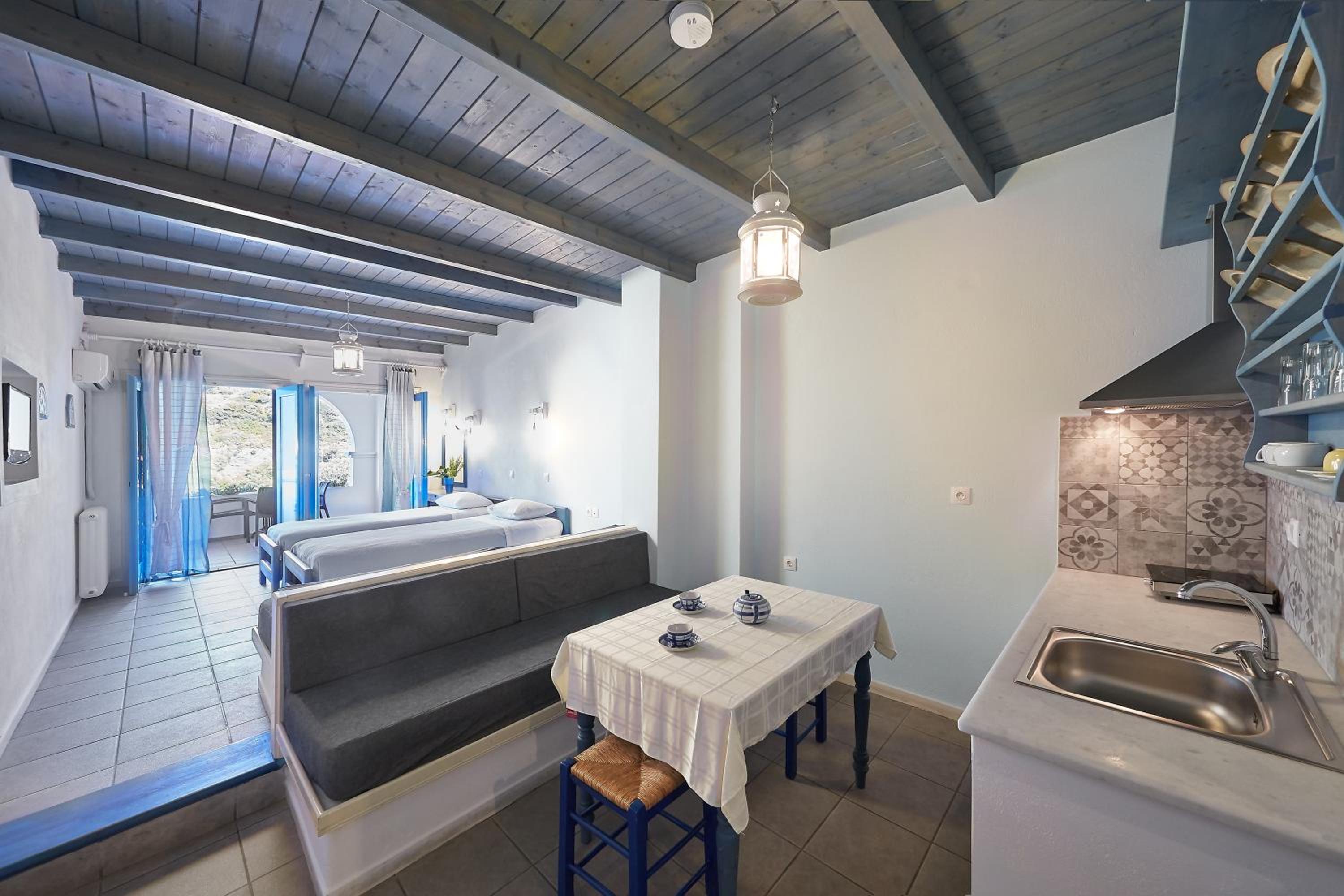 Studio with Balcony - Photo 2