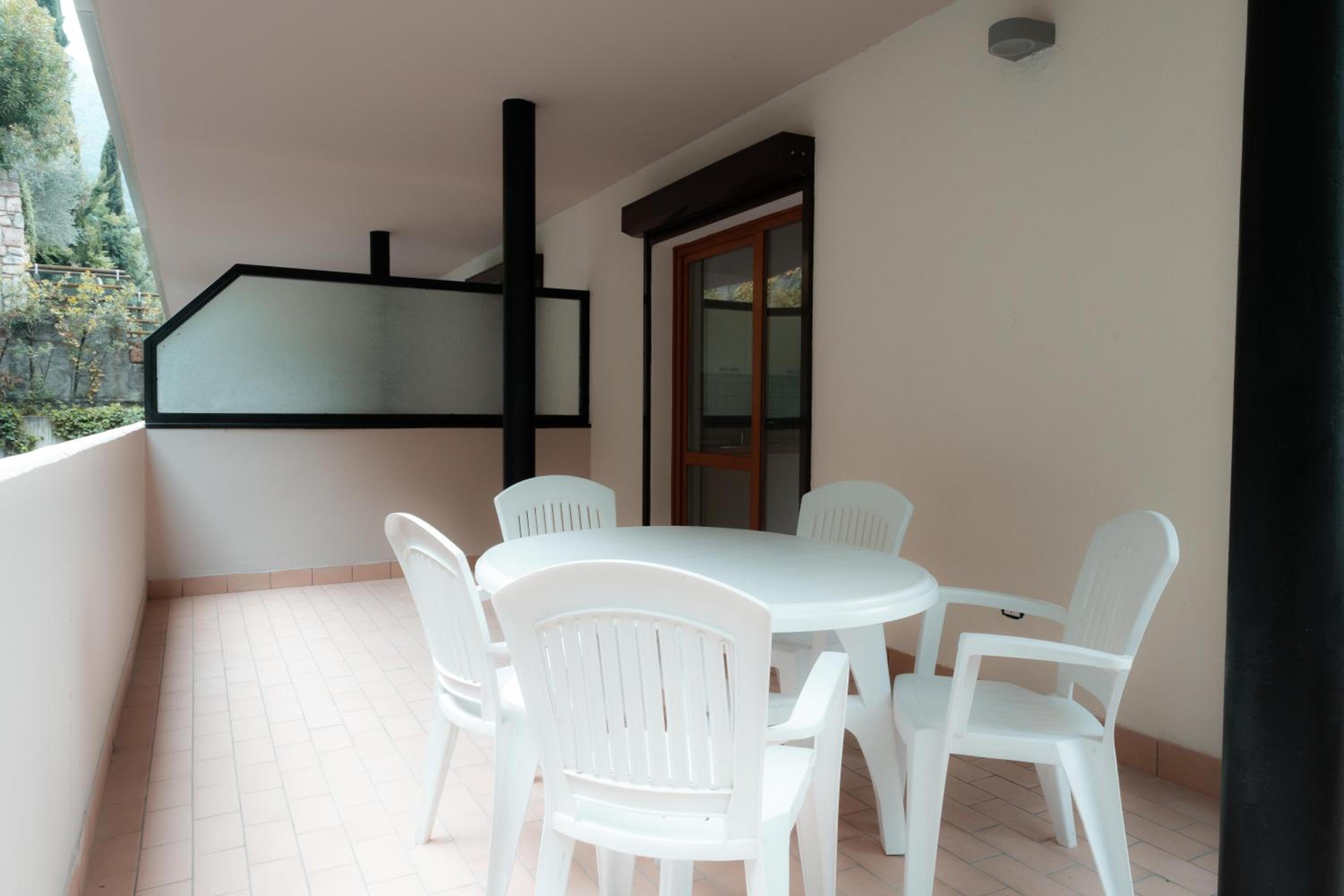 One-Bedroom Apartment - Photo 2