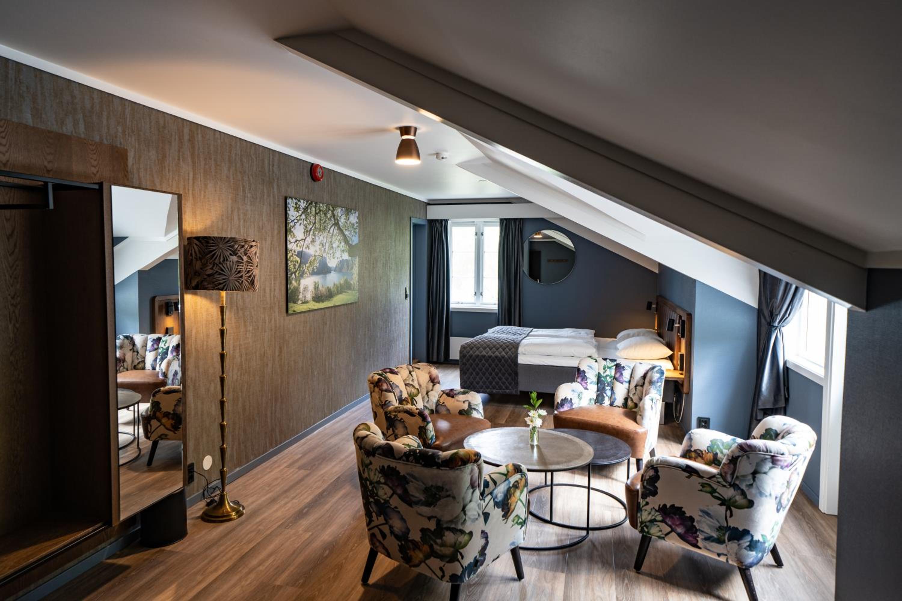 Junior Suite with Balcony photo 1
