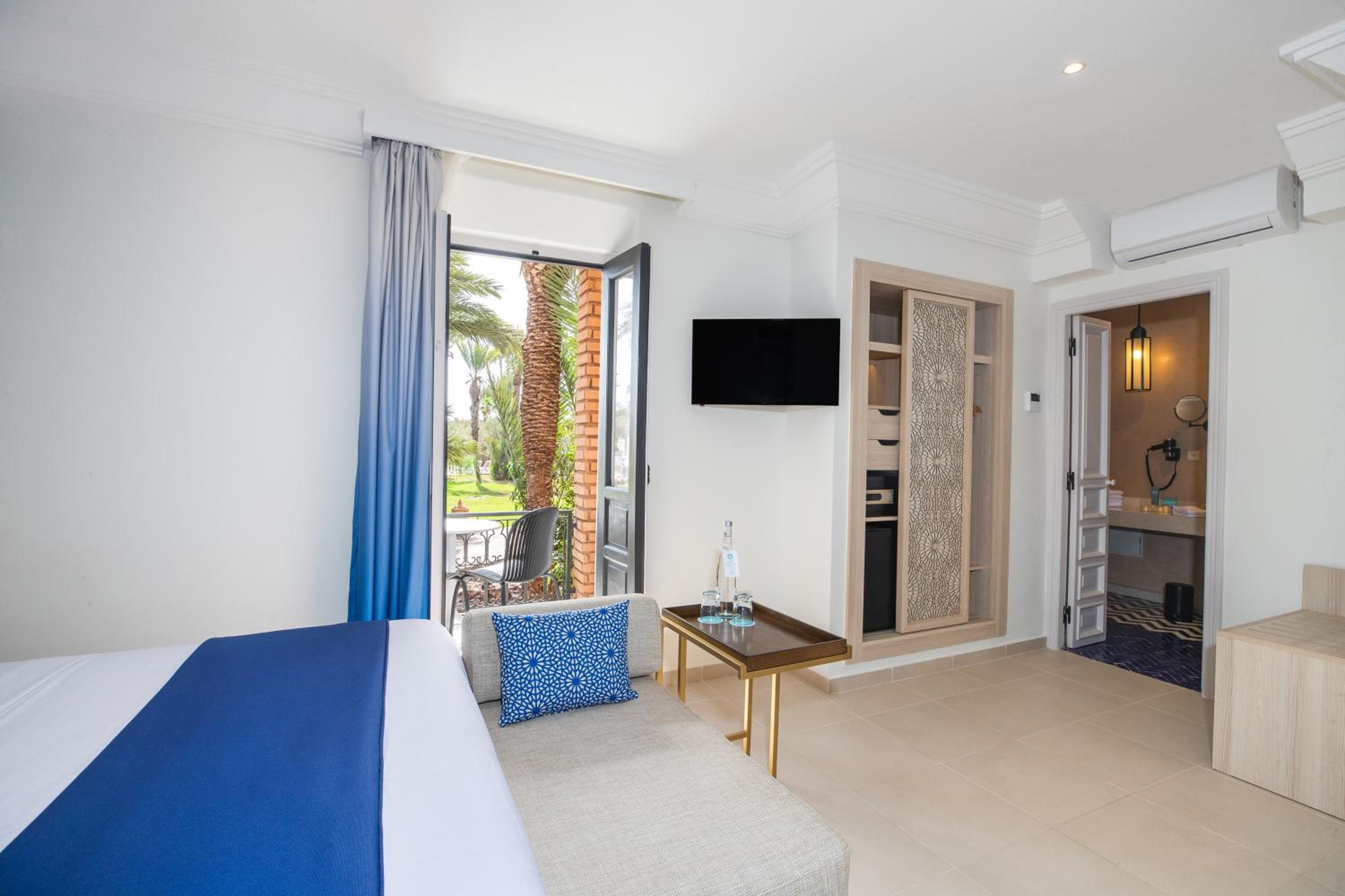 Sol Room with Balcony