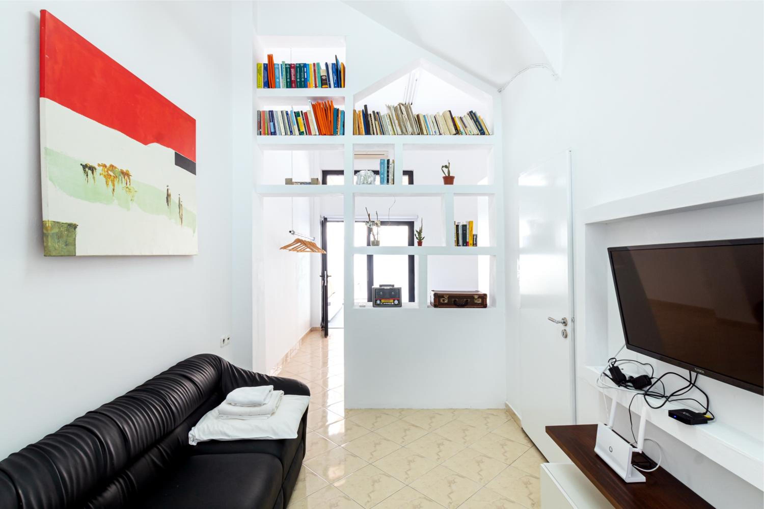 One-Bedroom Apartment photo 1