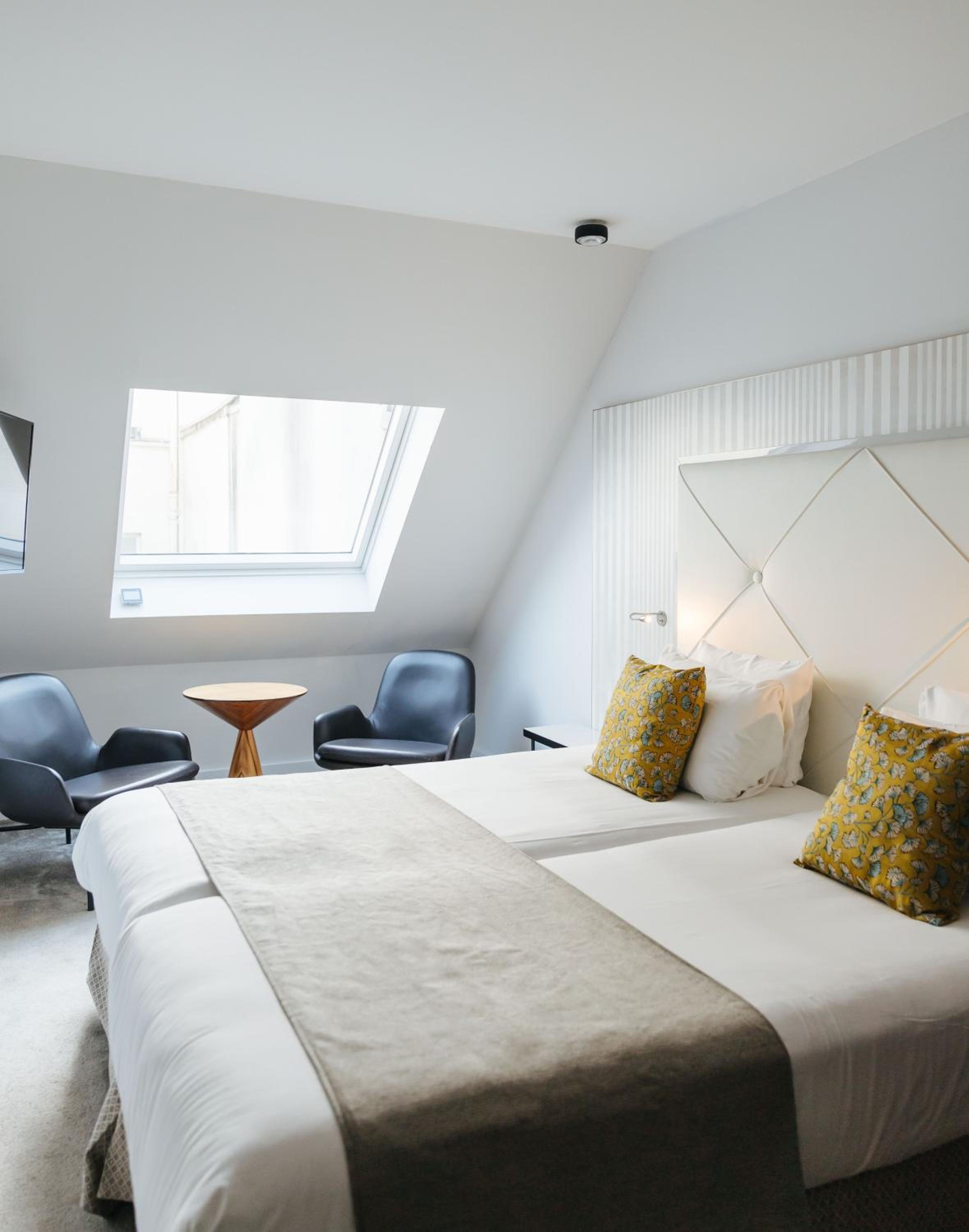 Double or Twin Room courtyard view or street view photo 3