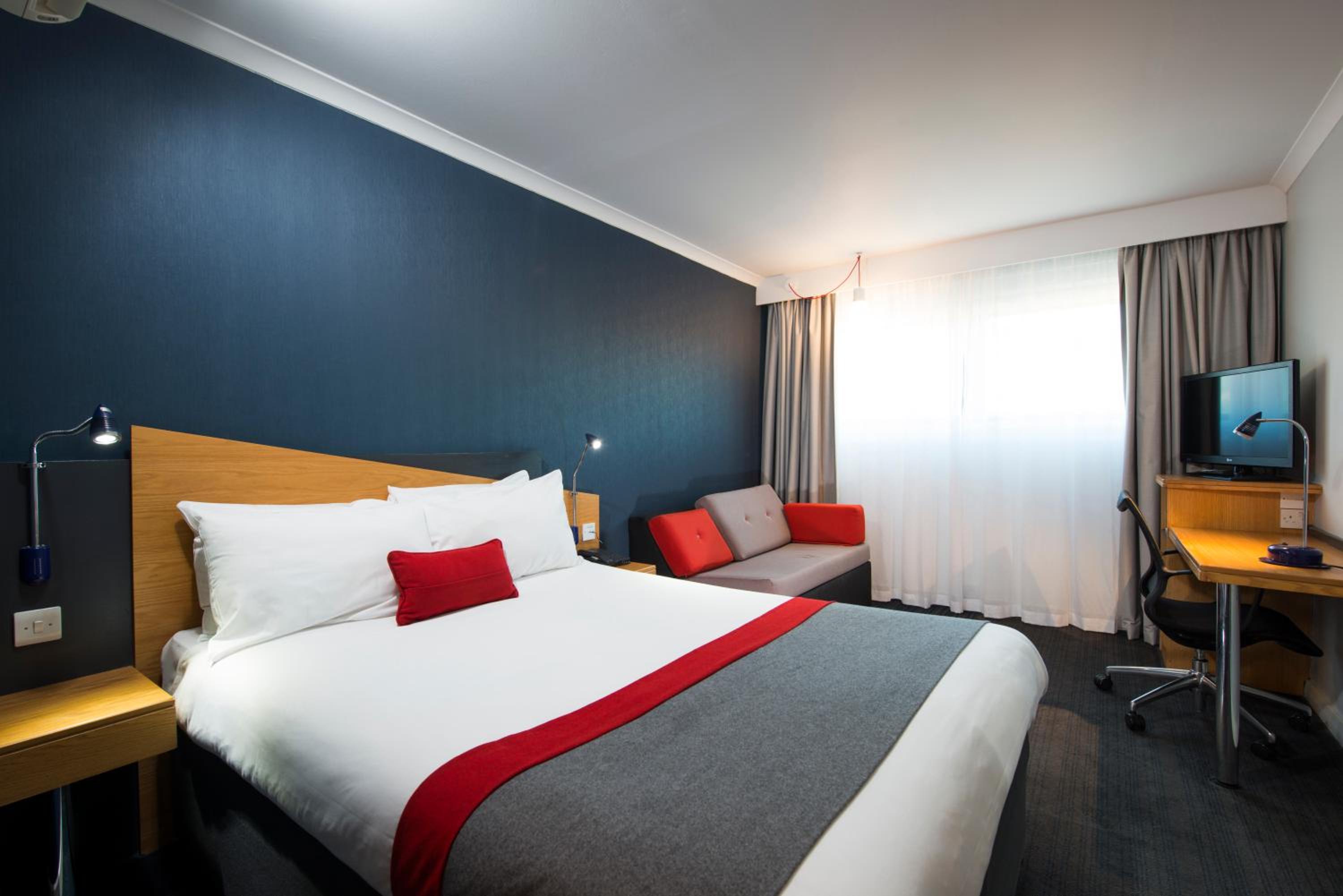 Standard Double Room with Sofa Bed and Free Hot Breakfast - Photo 1