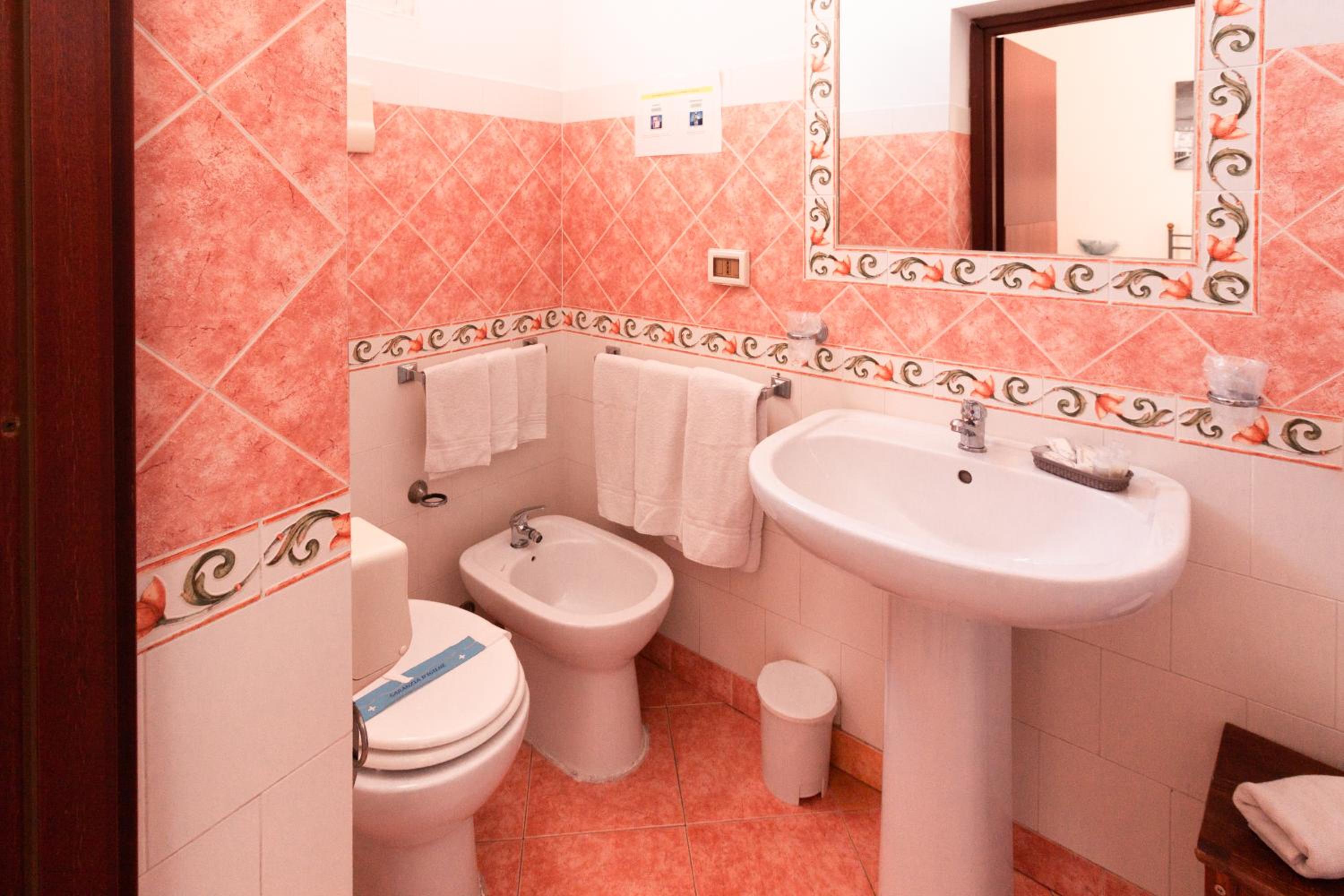 Double or Twin Room - Photo 8
