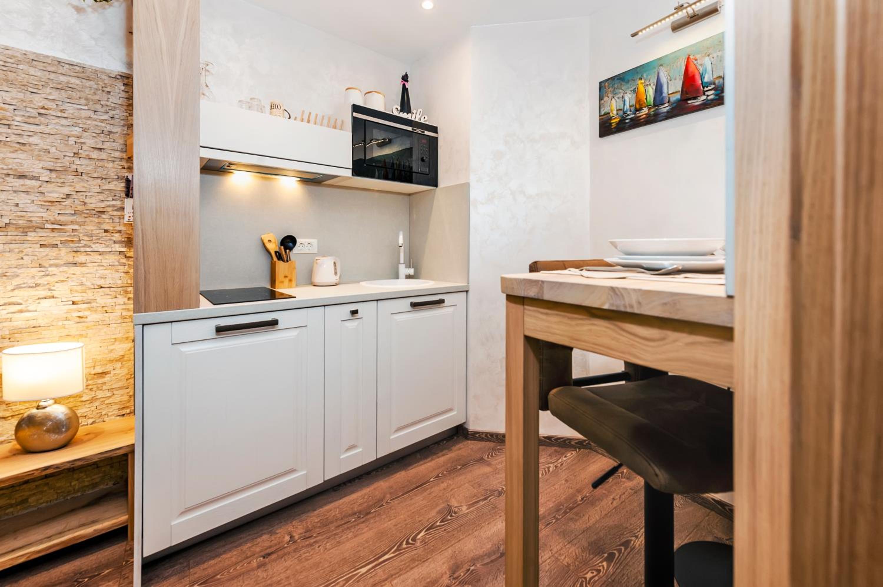 One-Bedroom Apartment - Photo 3