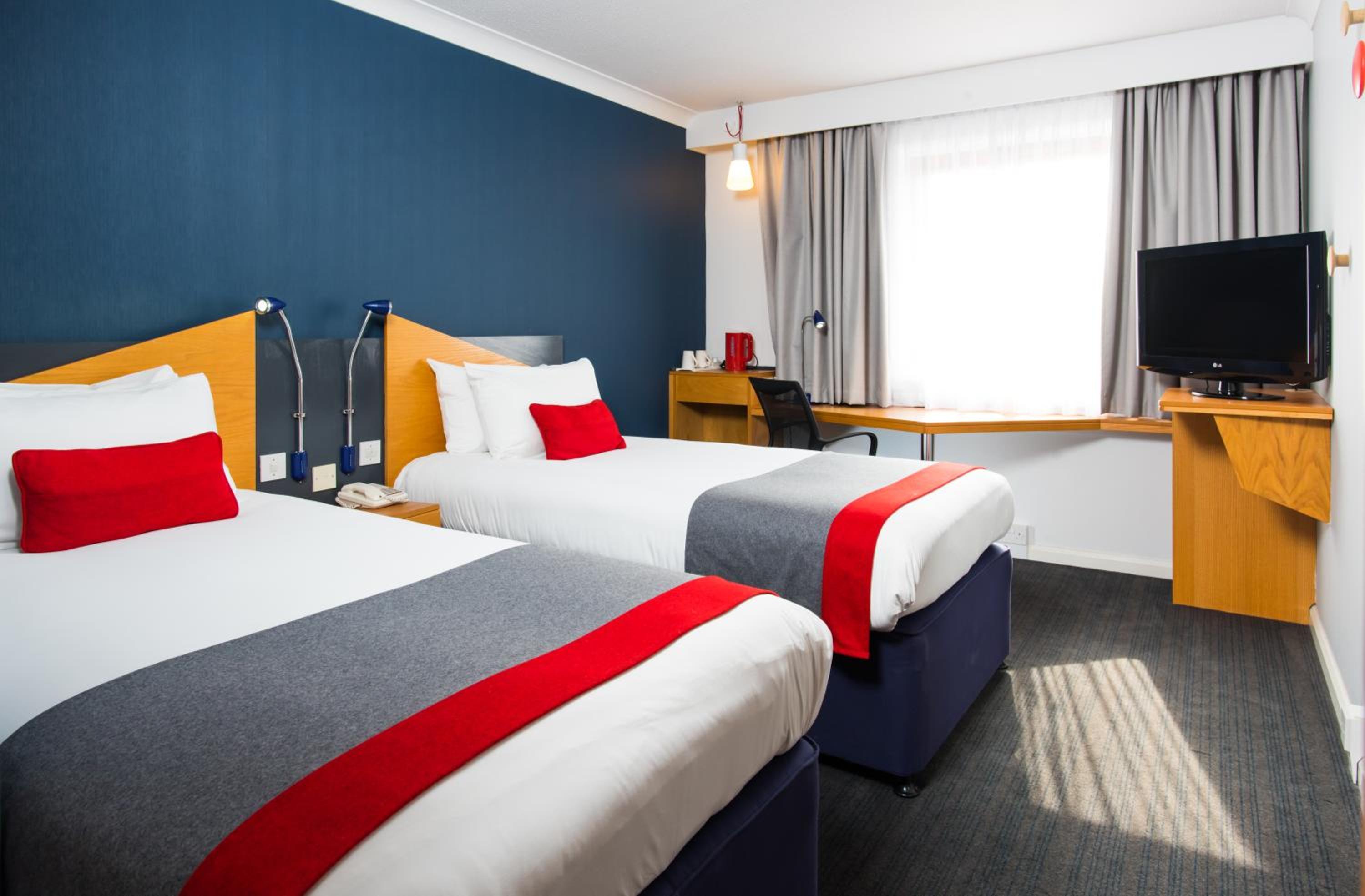 Standard Twin Room with Free Hot Breakfast - Photo 1