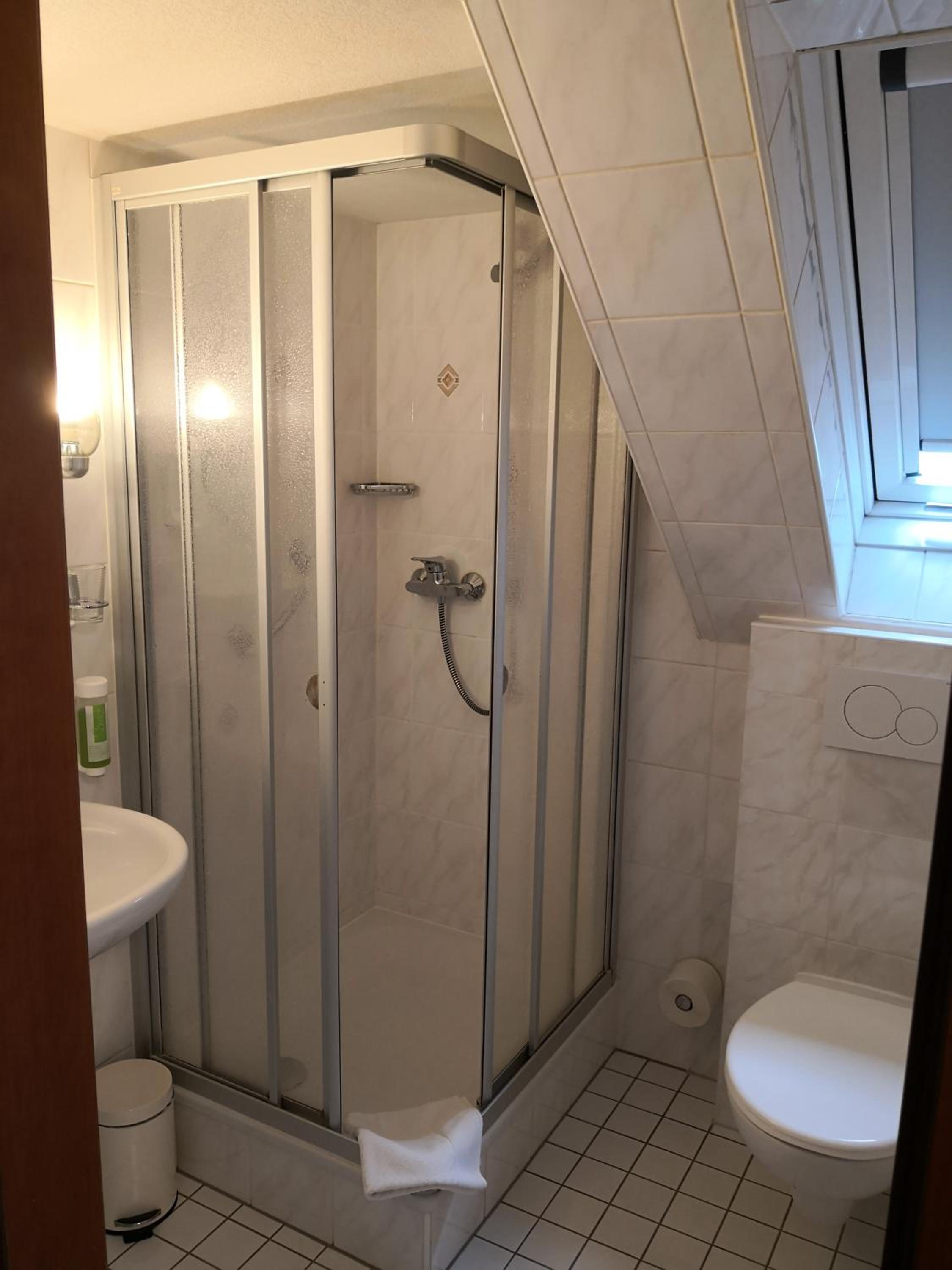 Twin Room - Photo 5