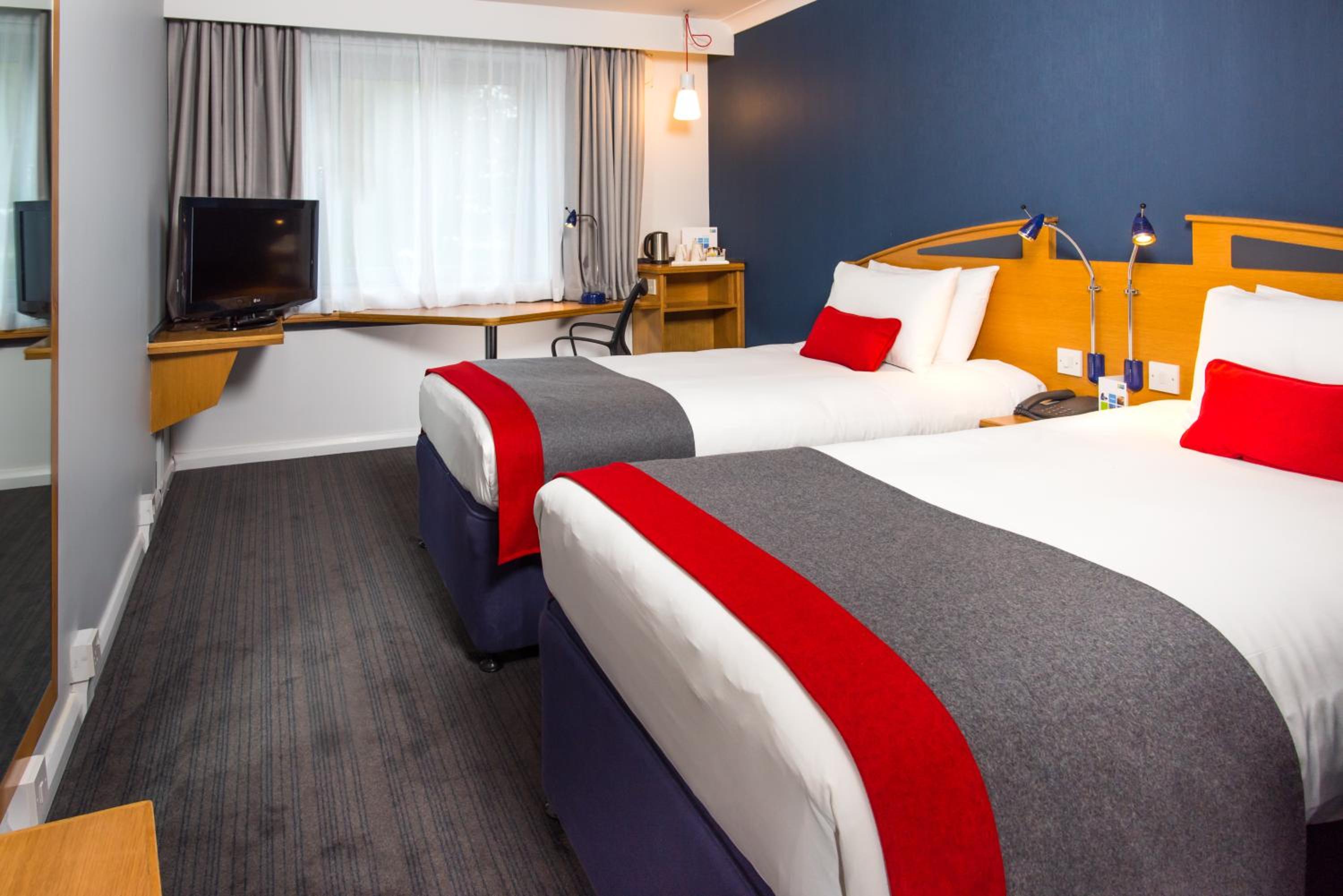 Standard Twin Room with Free Hot Breakfast - Photo 3
