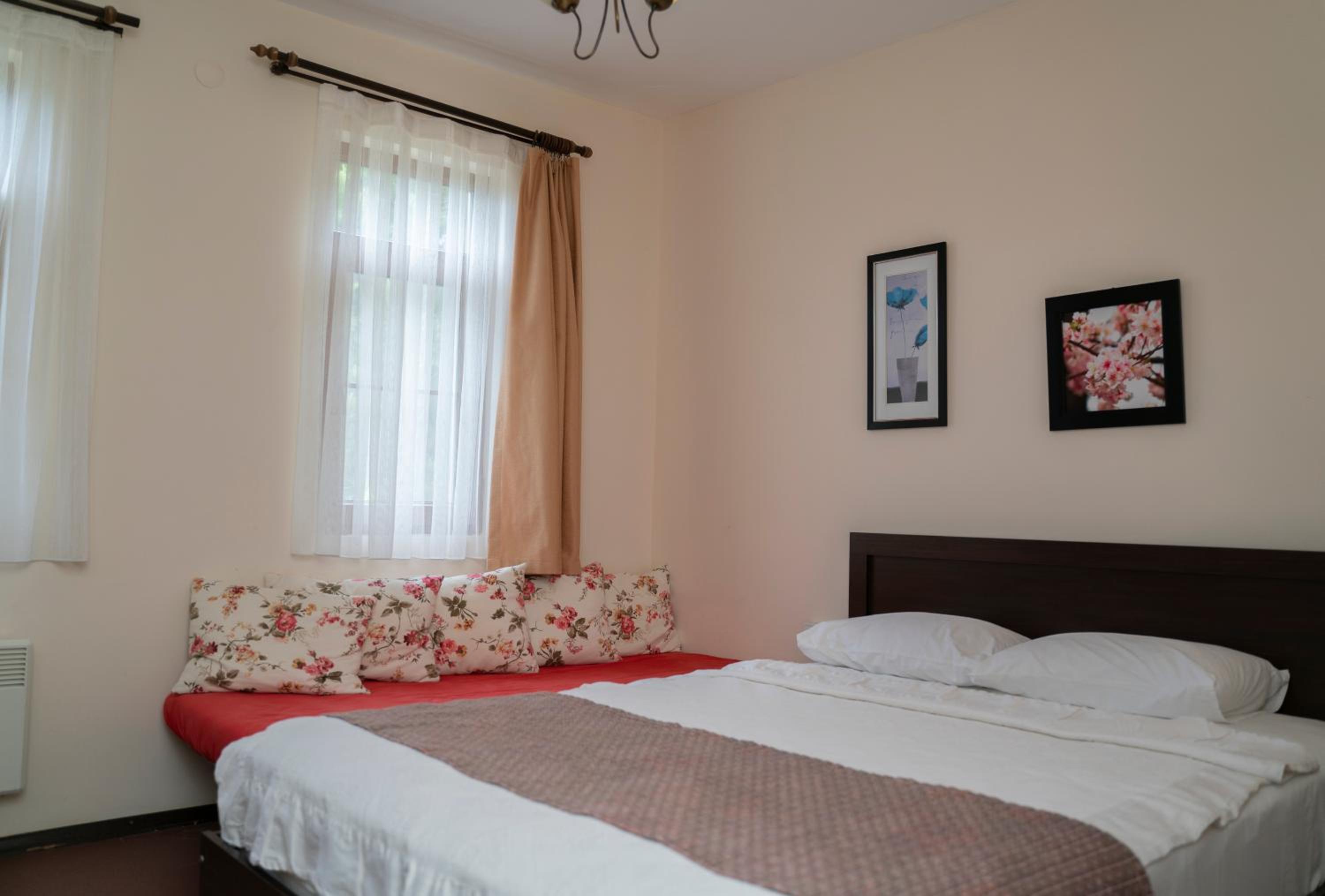 Economy Triple Room photo 2