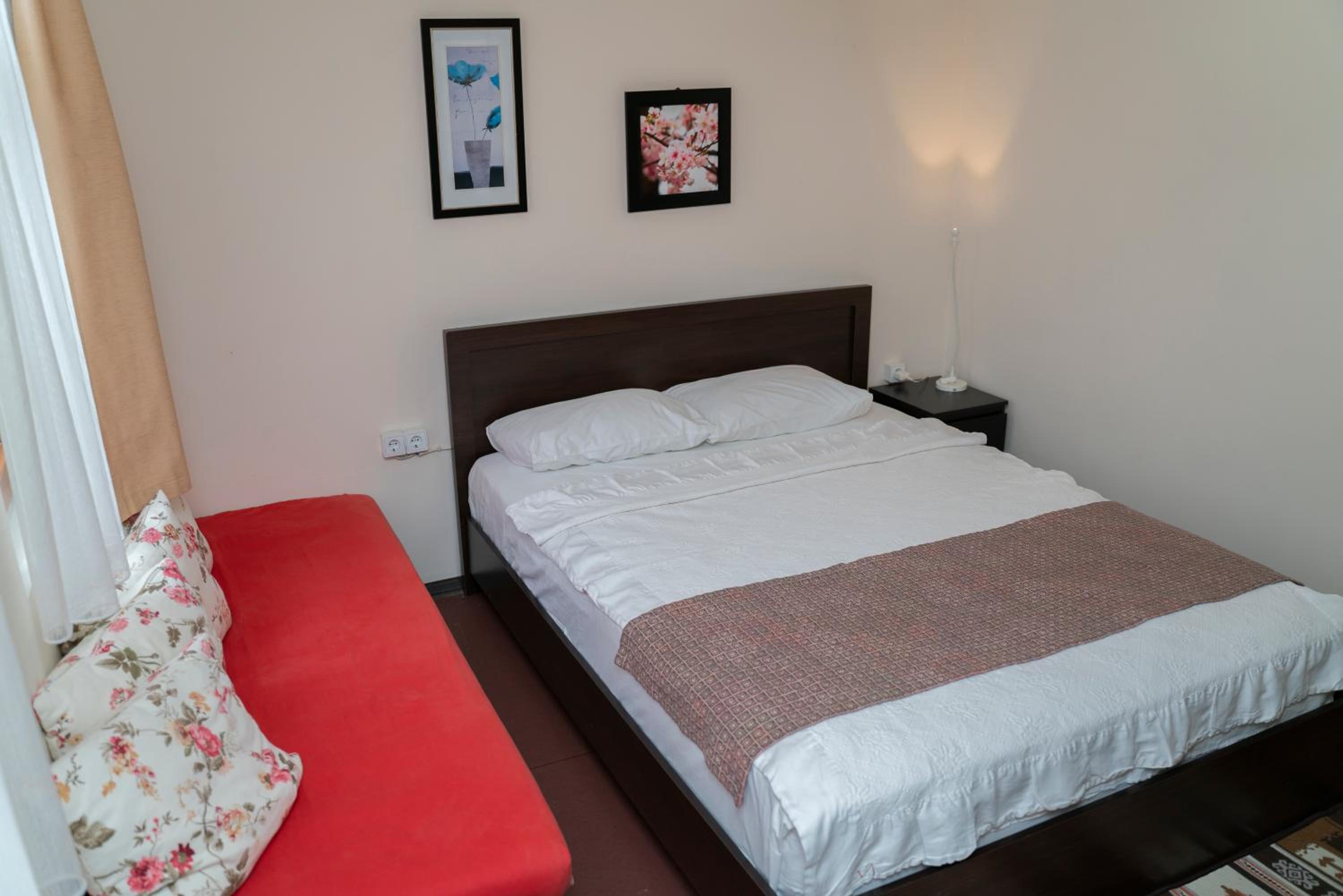 Economy Triple Room photo 3