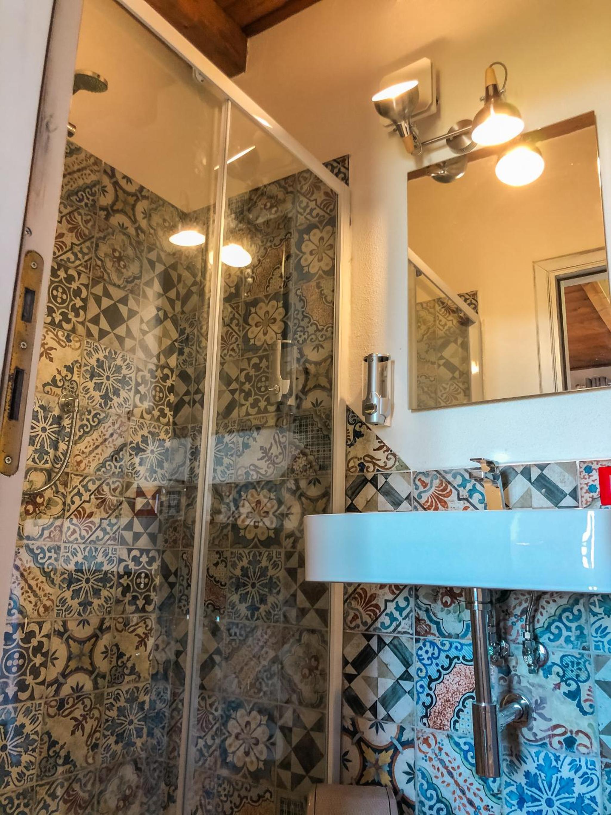 Double Room with Balcony - Photo 15