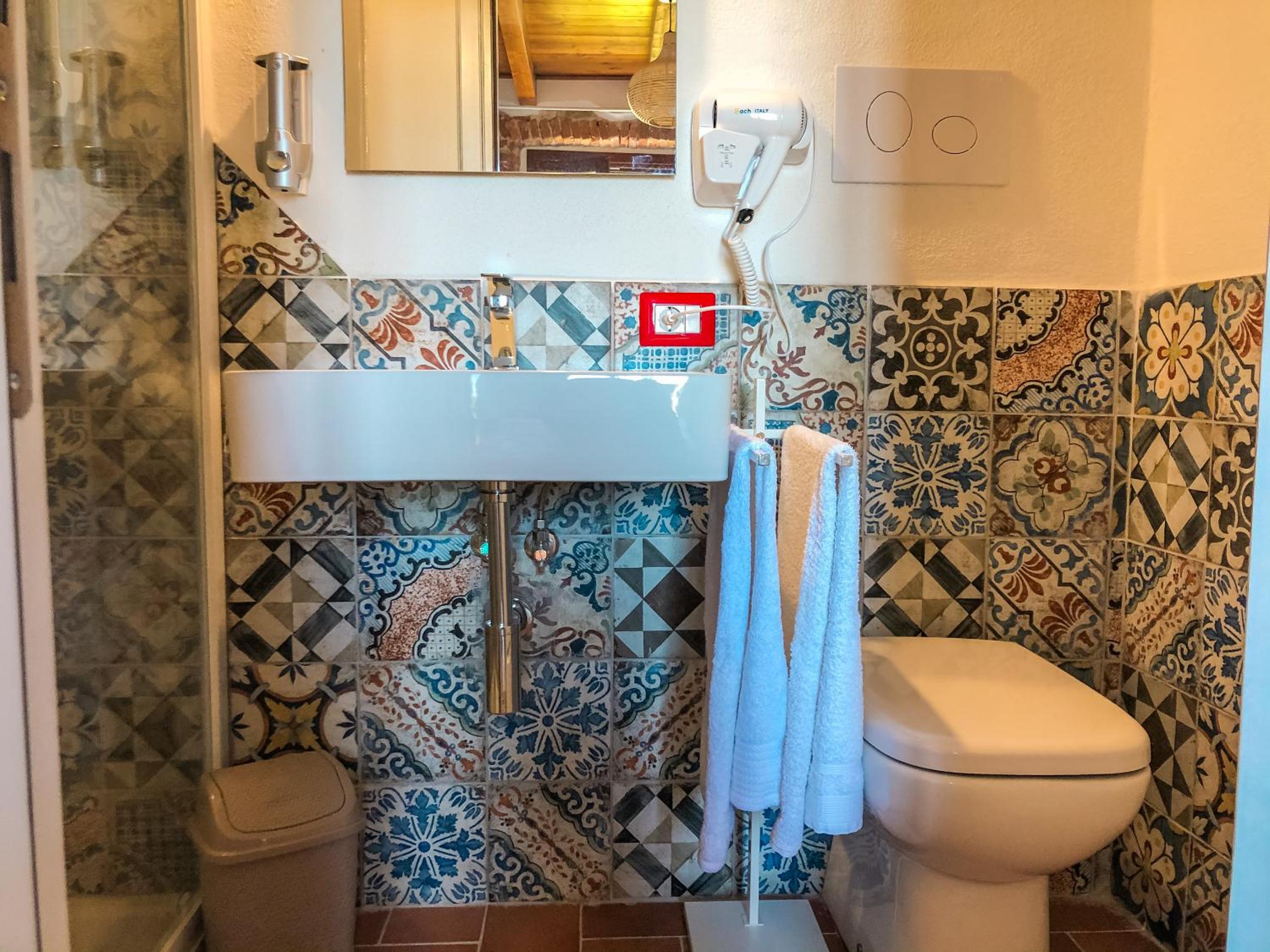 Double Room with Balcony - Photo 6