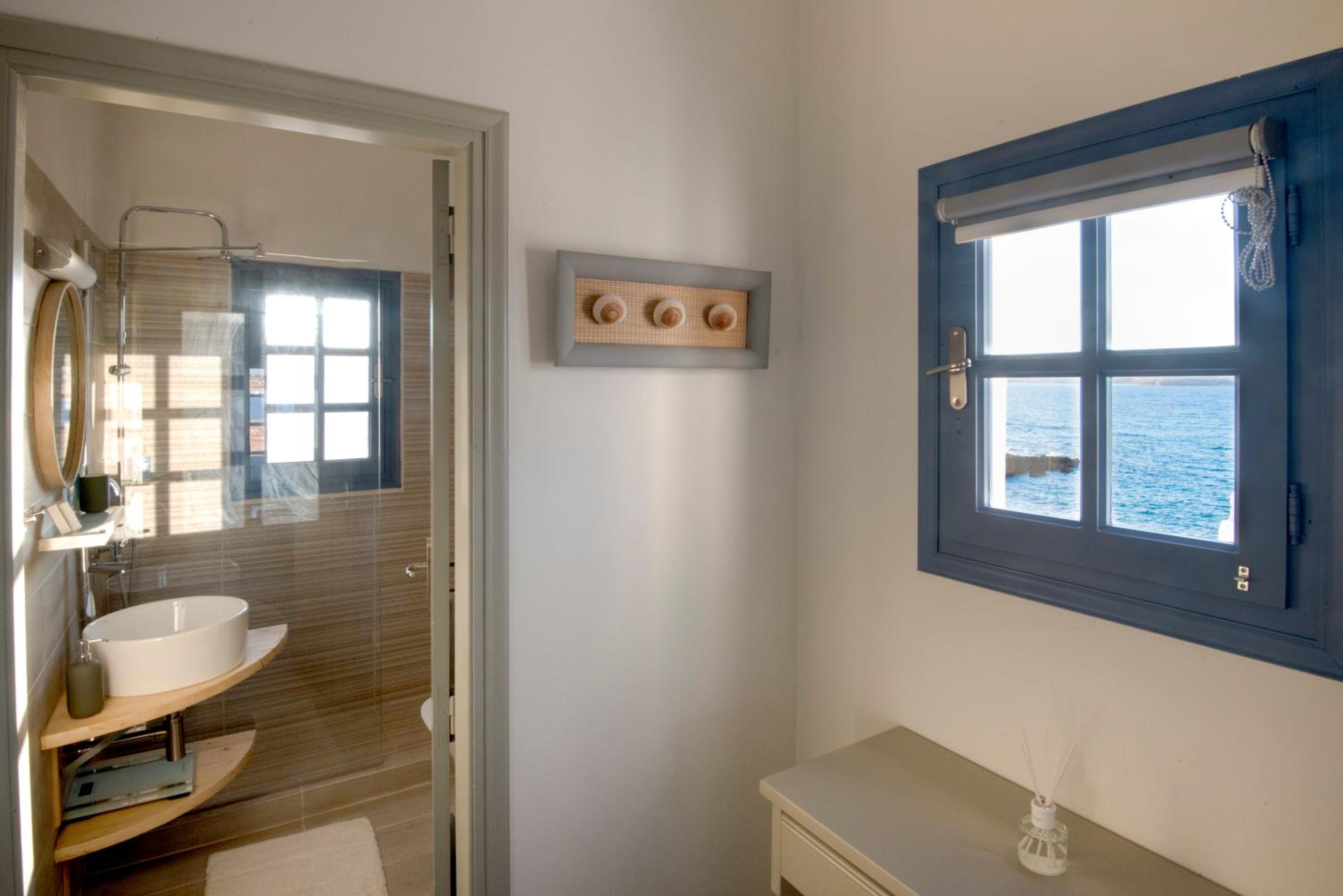 One-Bedroom House - Photo 16