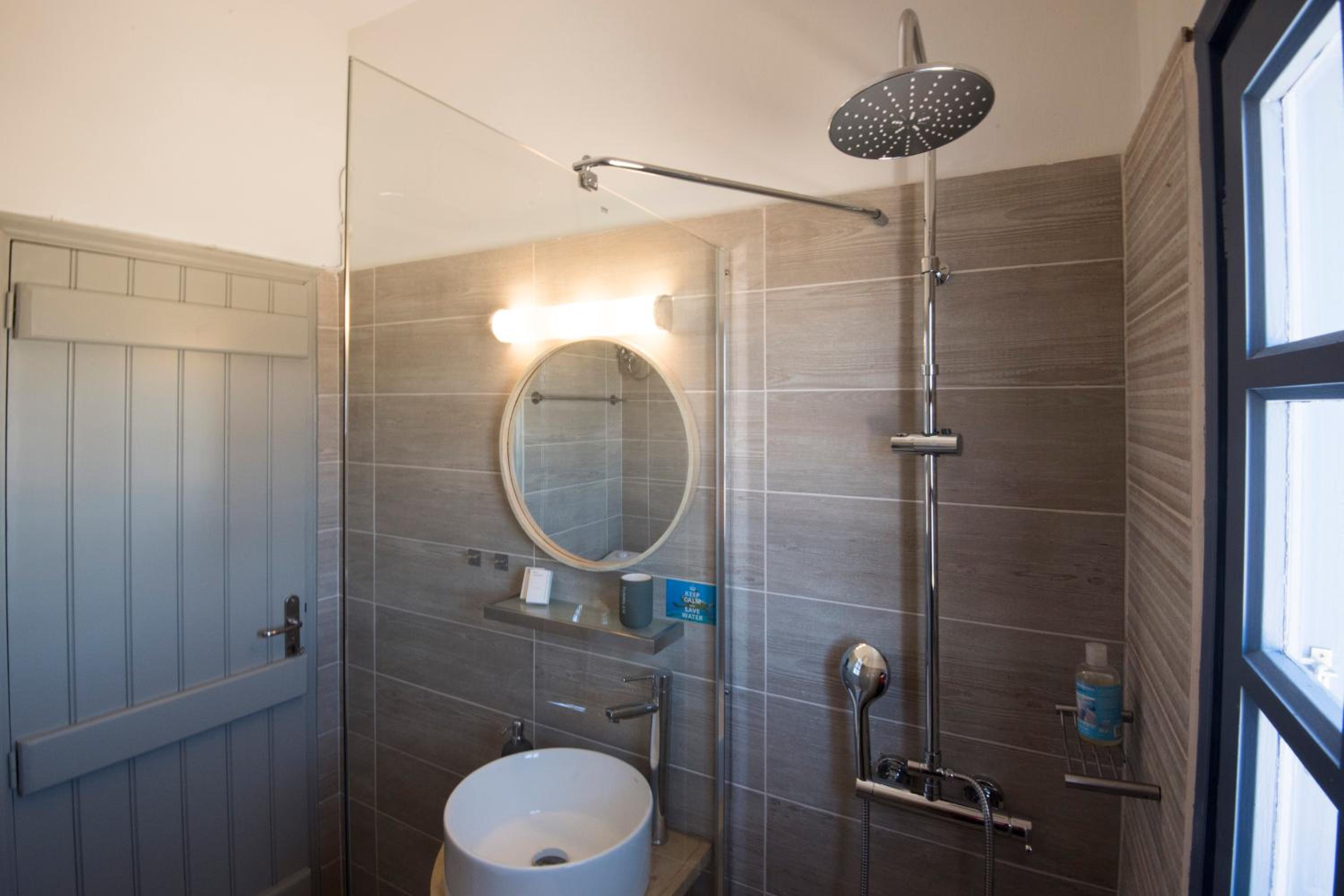 One-Bedroom House - Photo 2