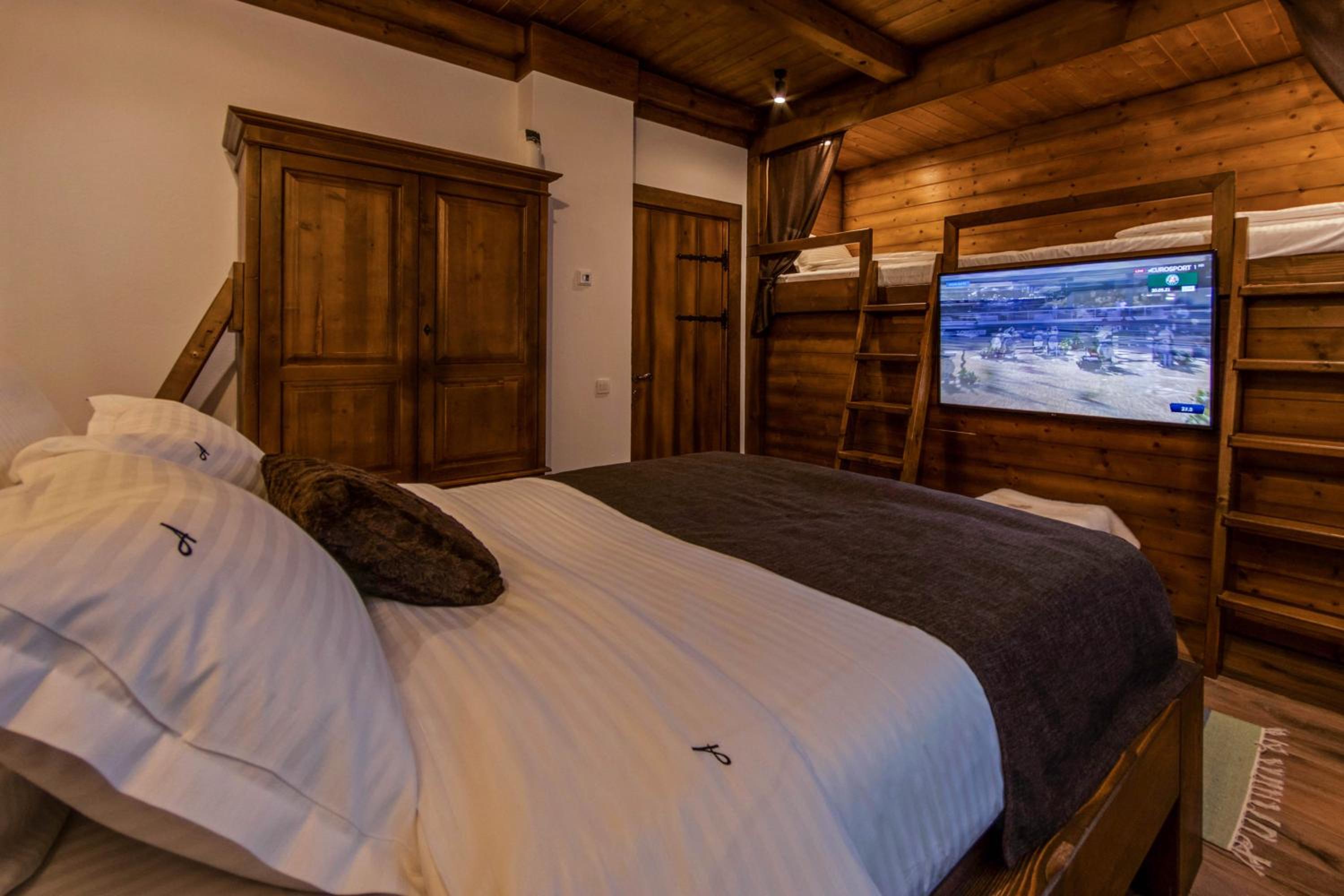 Two-Bedroom Apartment with Mountain View photo 3