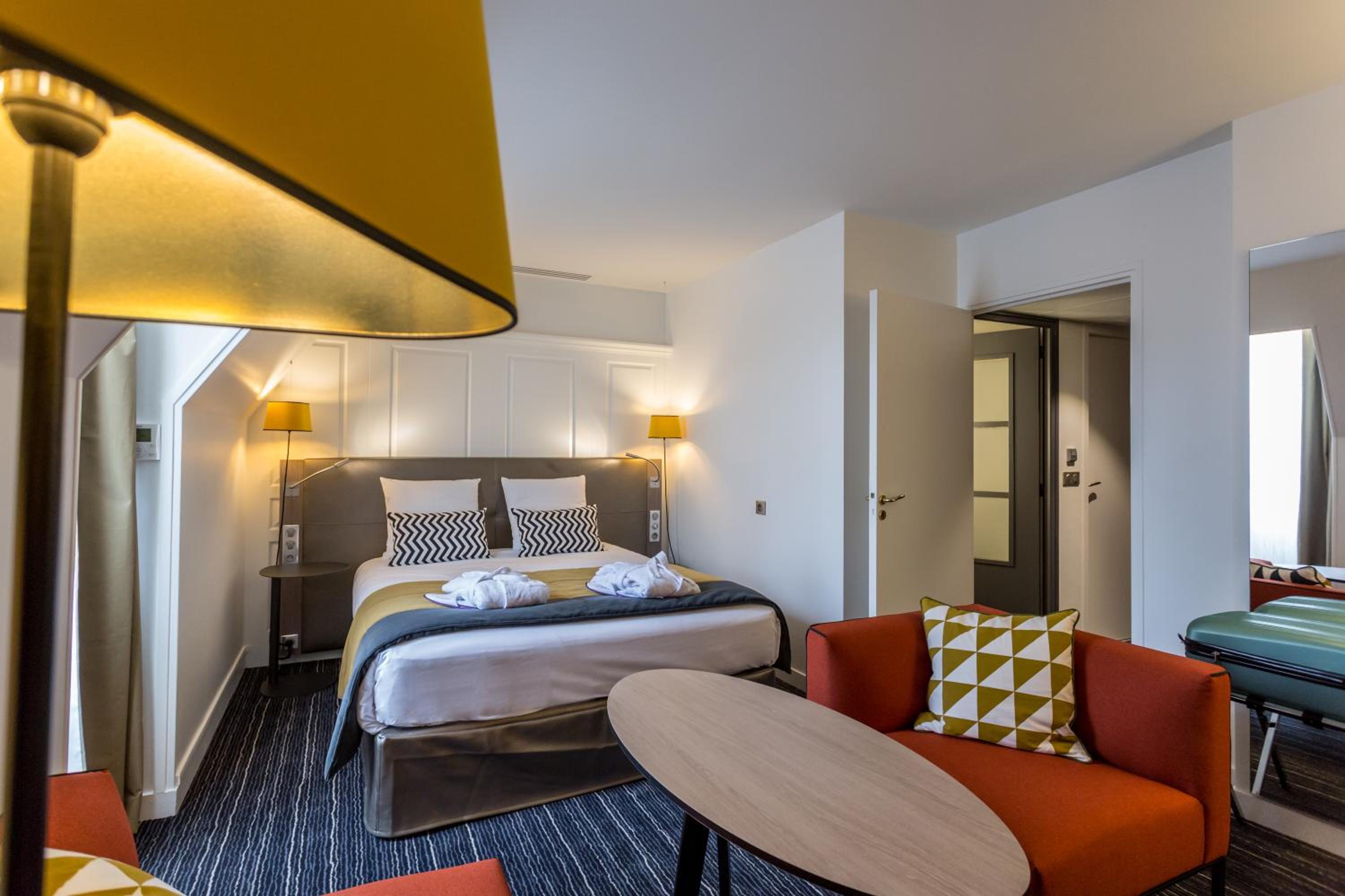 Privilege Room with 1 Double Bed and 1 Sofa Bed - Photo 1