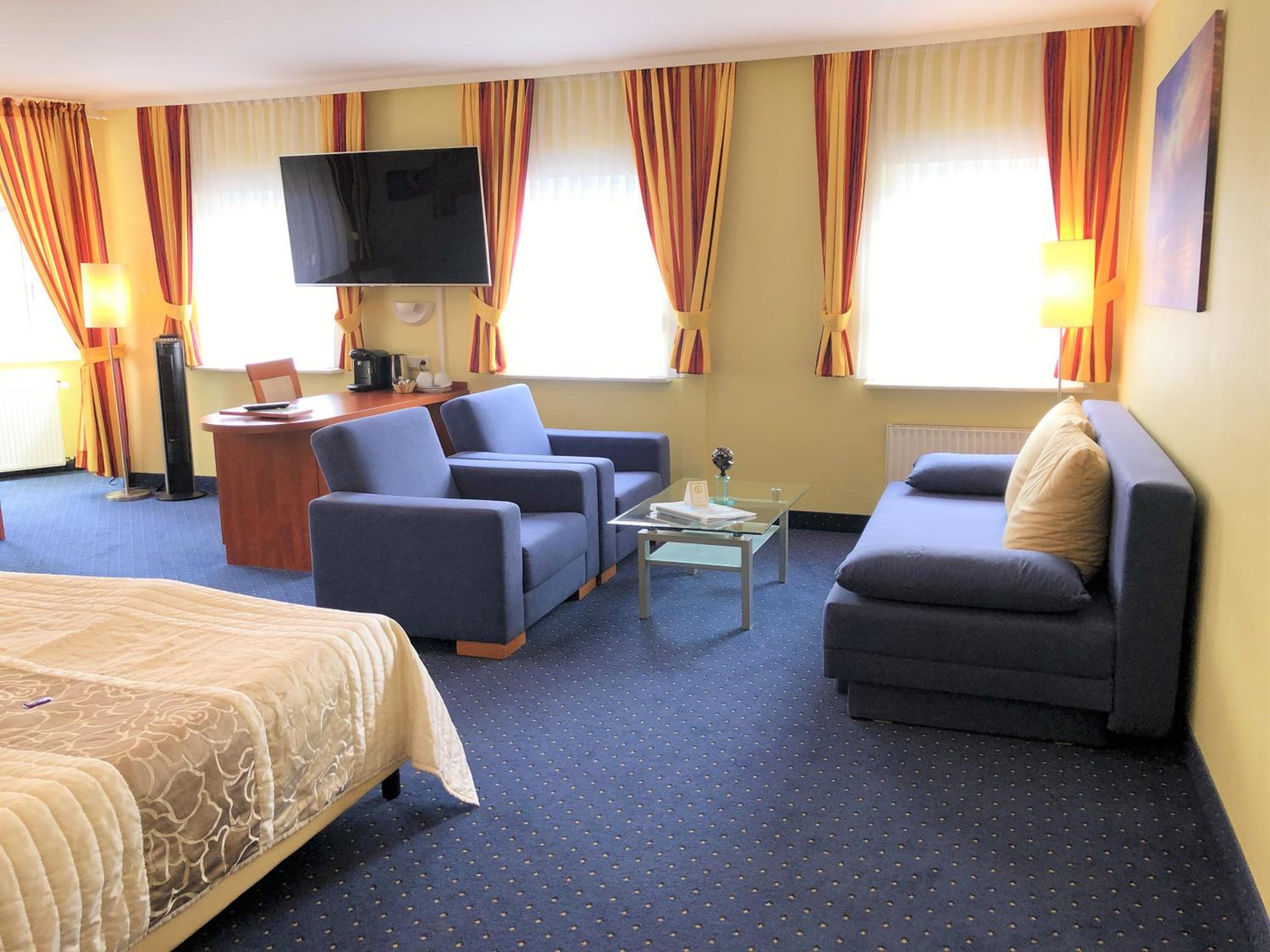Suite - Photo 11