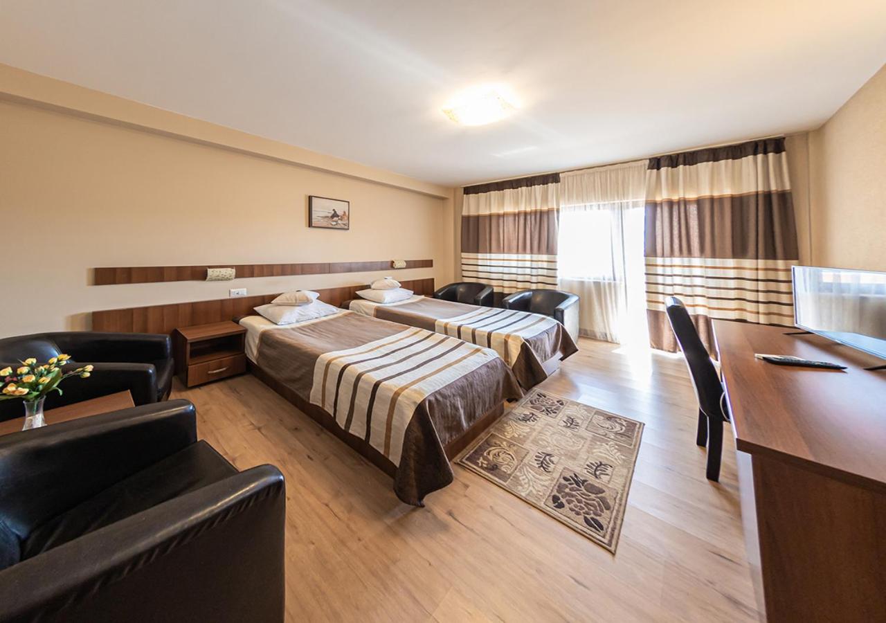 Twin Room - Photo 12