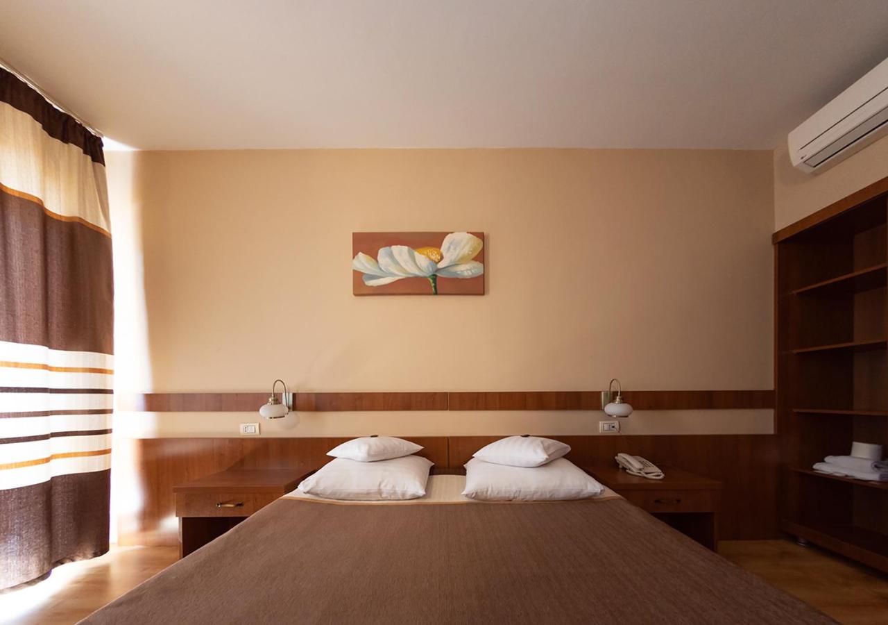 Double Queen Room - Photo 7