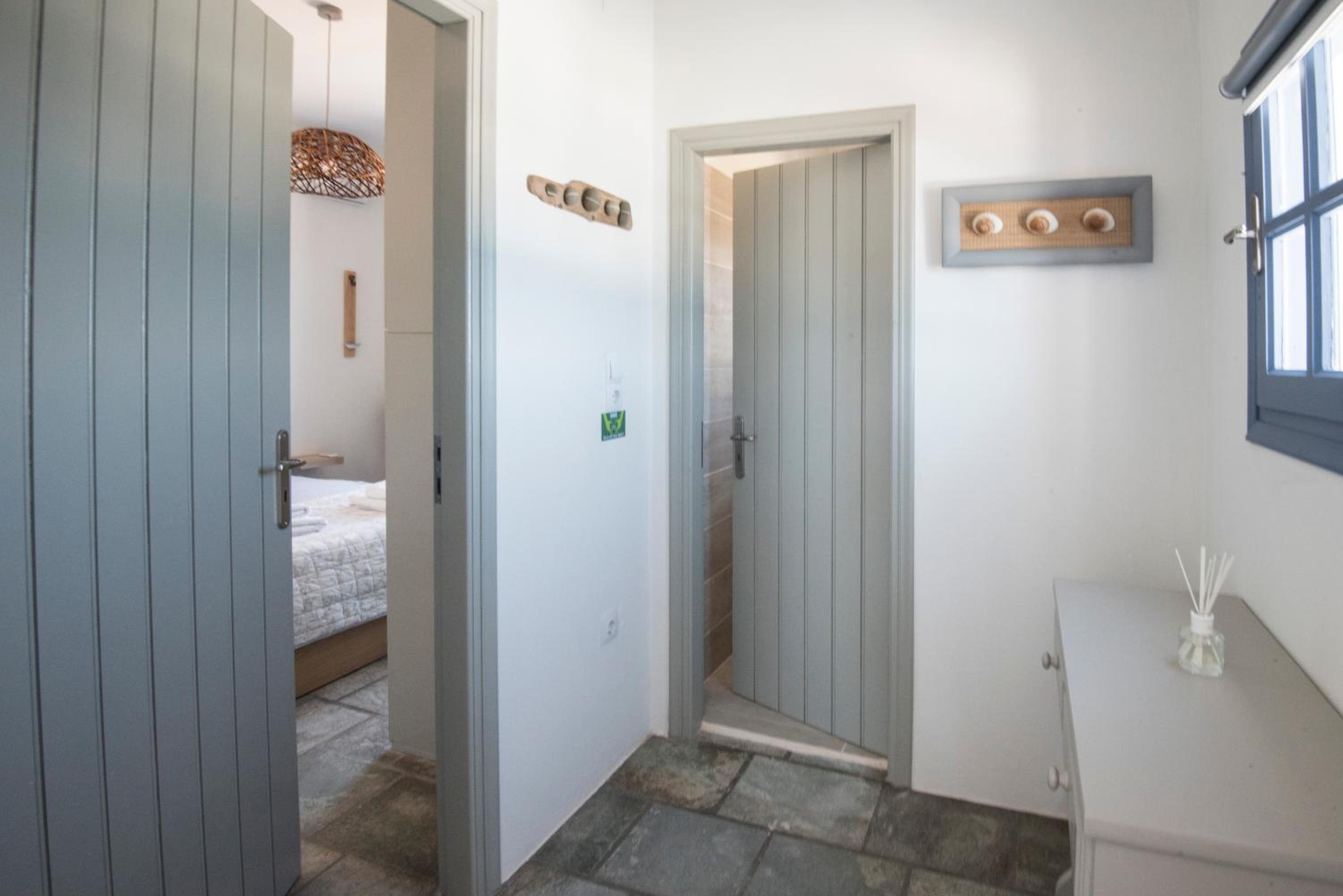 One-Bedroom House - Photo 48