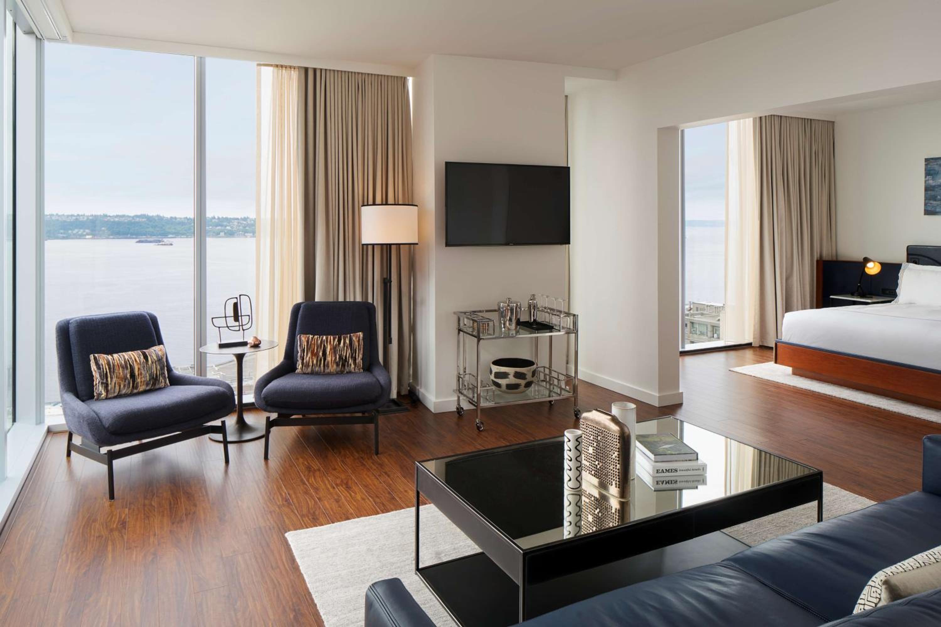 Studio Suite with Water View and Accessible Shower - Disability Access photo 1