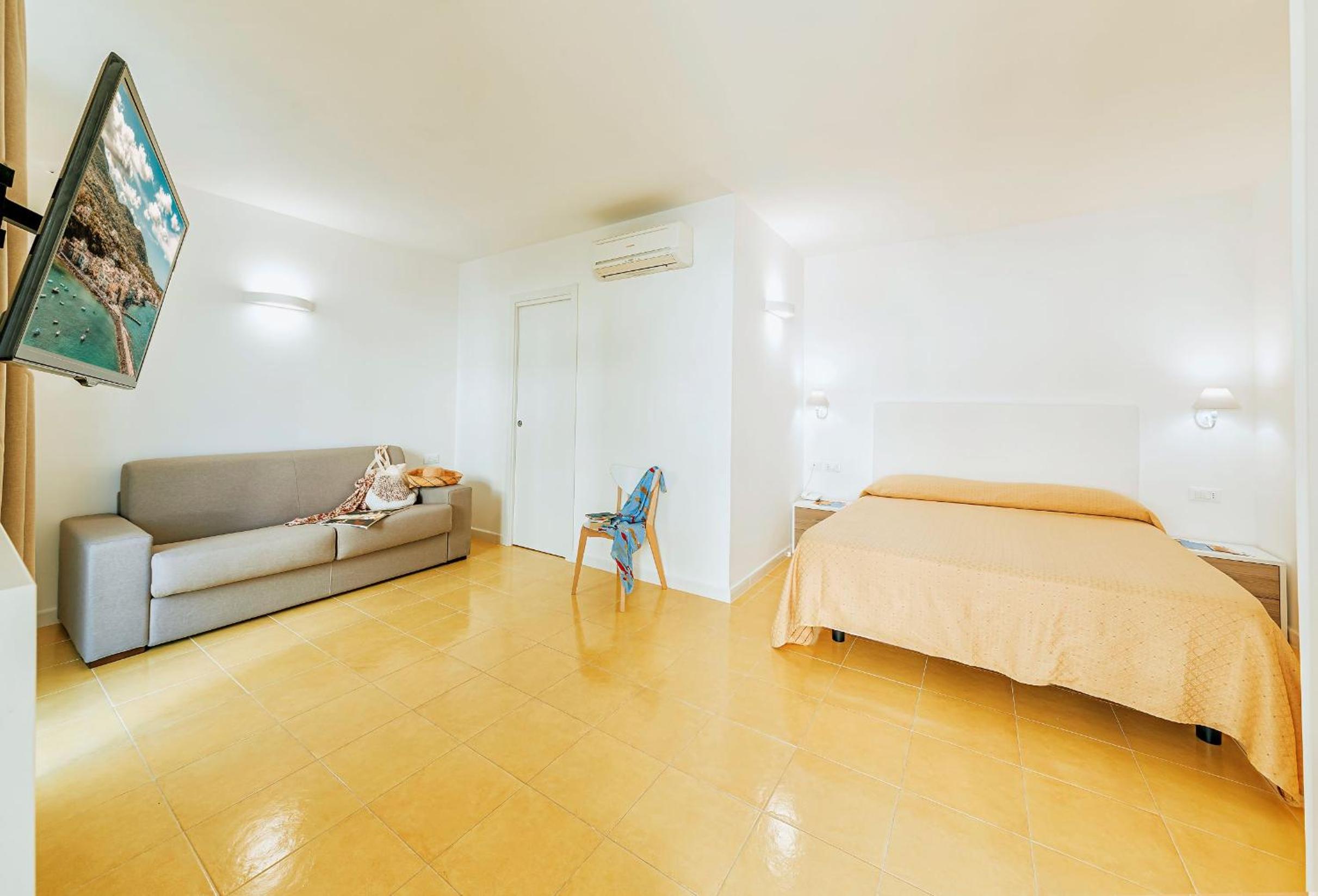 Deluxe Family Room - Photo 3