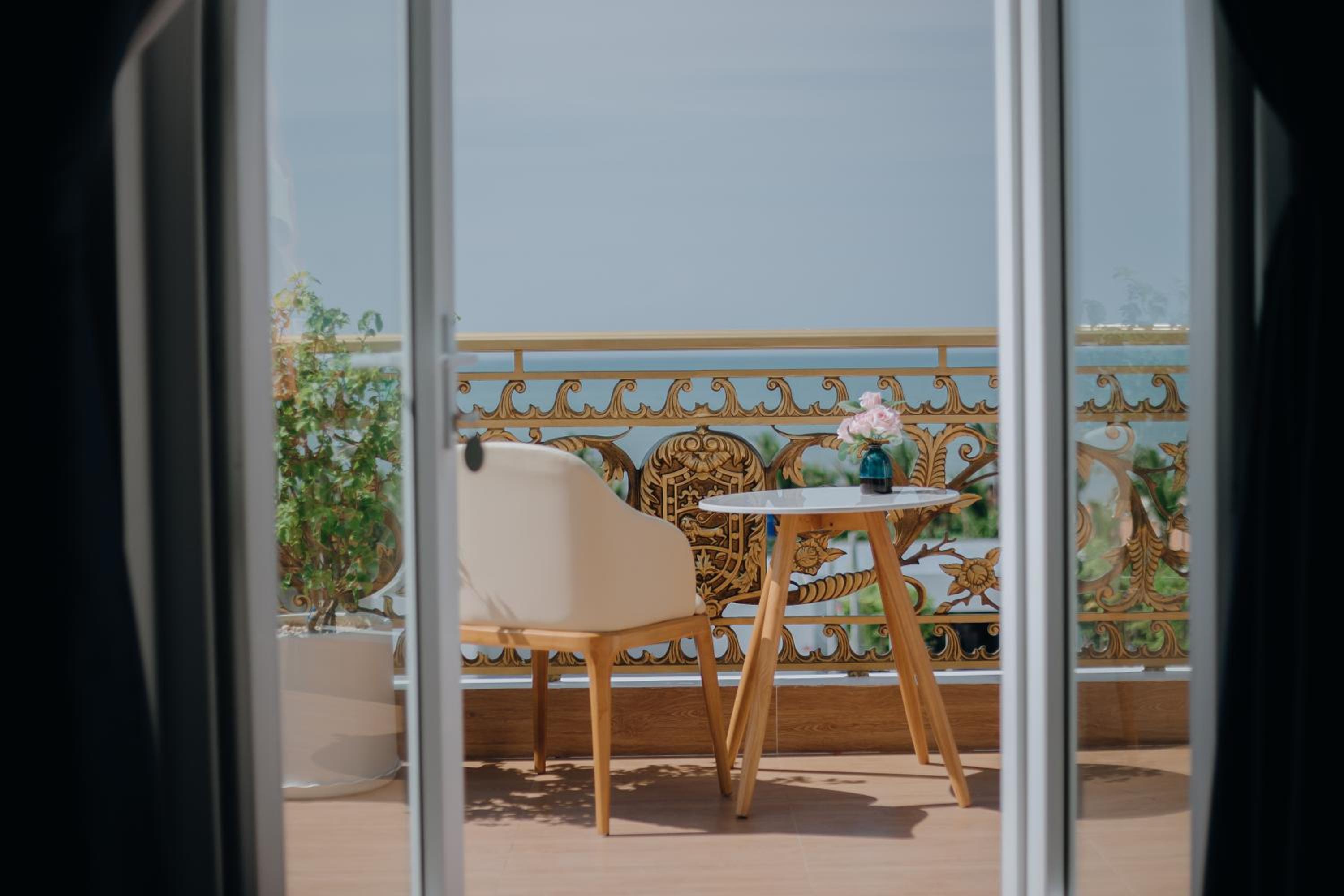 Deluxe Double Room with Sea View - Photo 13