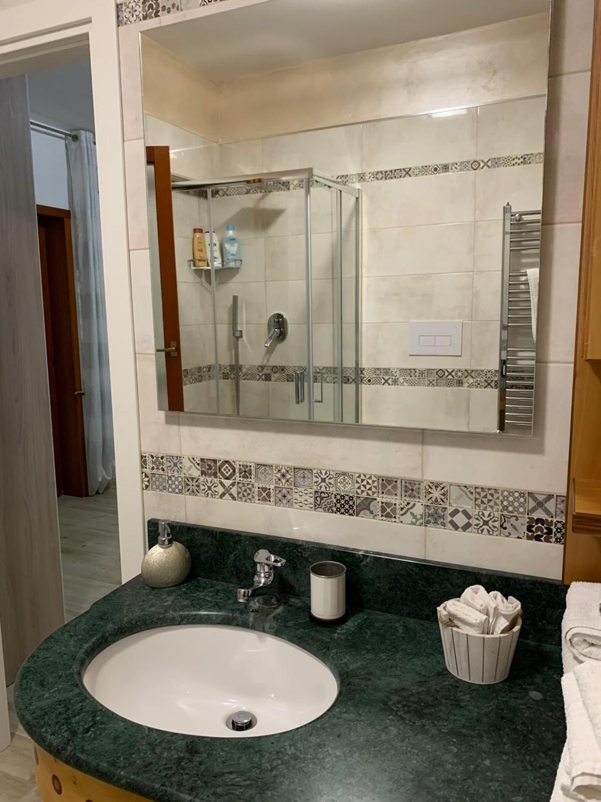 Quadruple Room with Private Bathroom - Photo 16