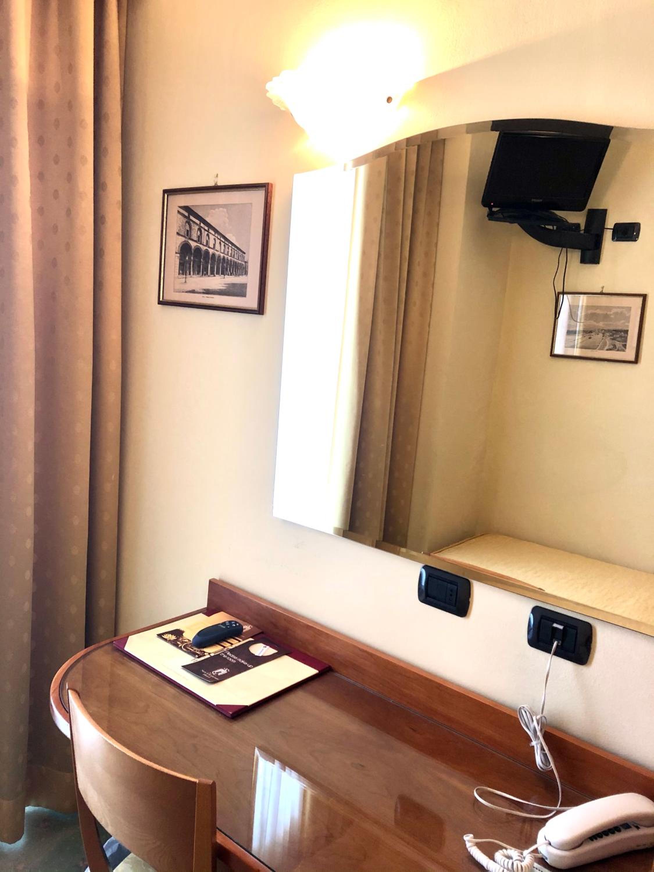 Small Single Room photo 3