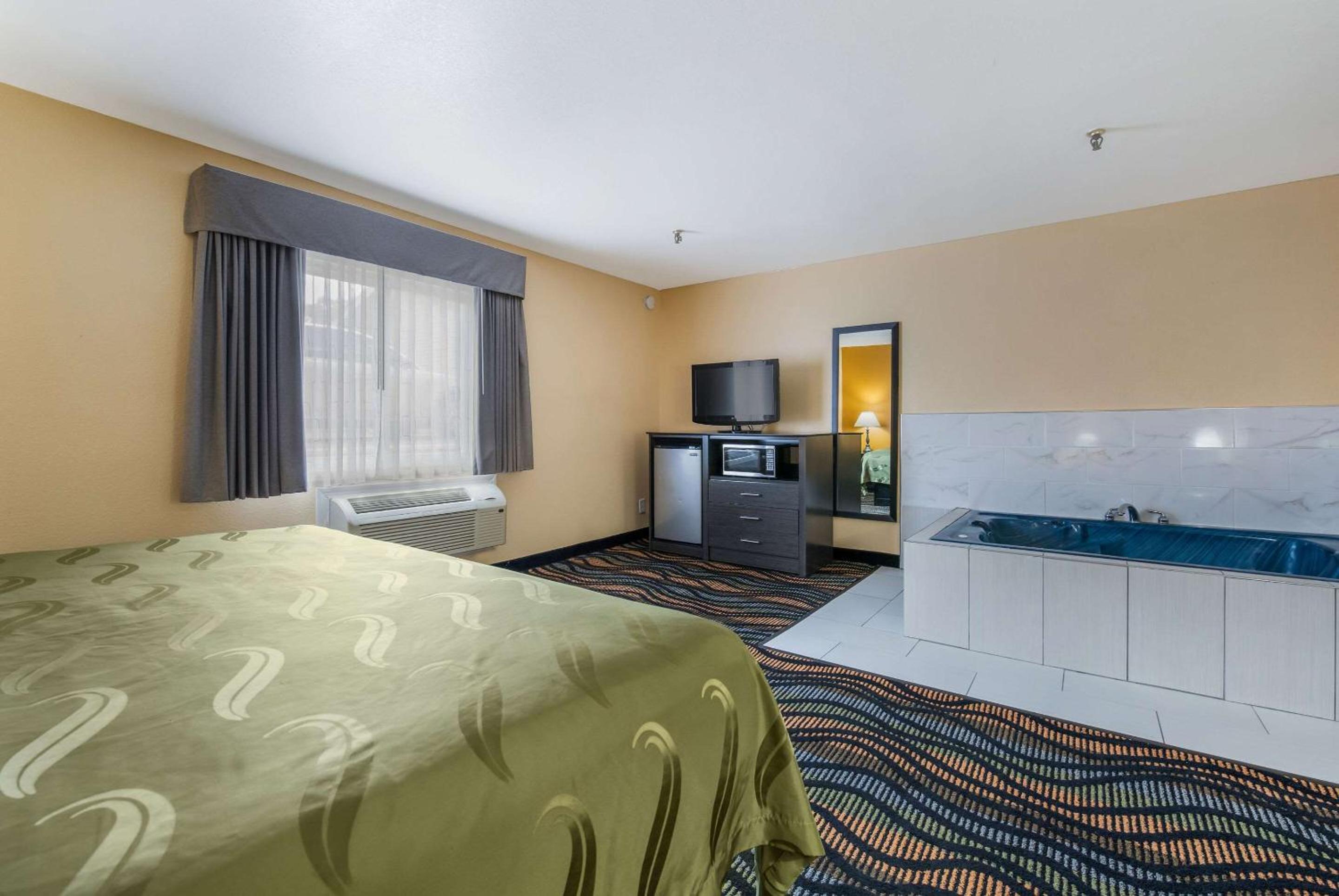 Standard King Room with Whirlpool - Non Smoking - Photo 3