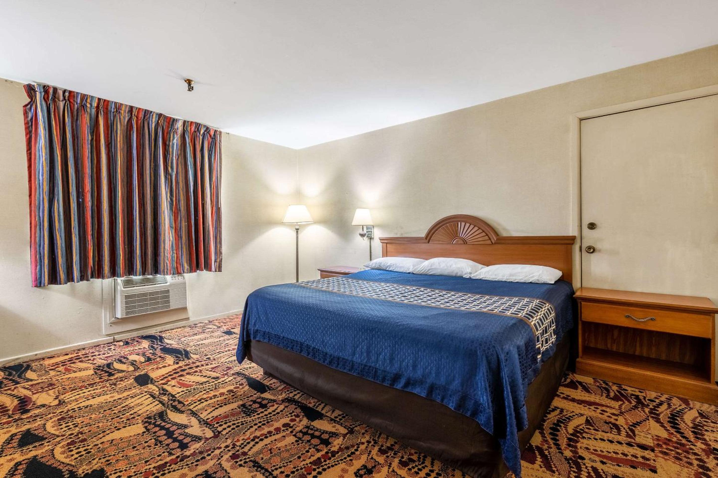Standard King Room - Non Smoking - Photo 2