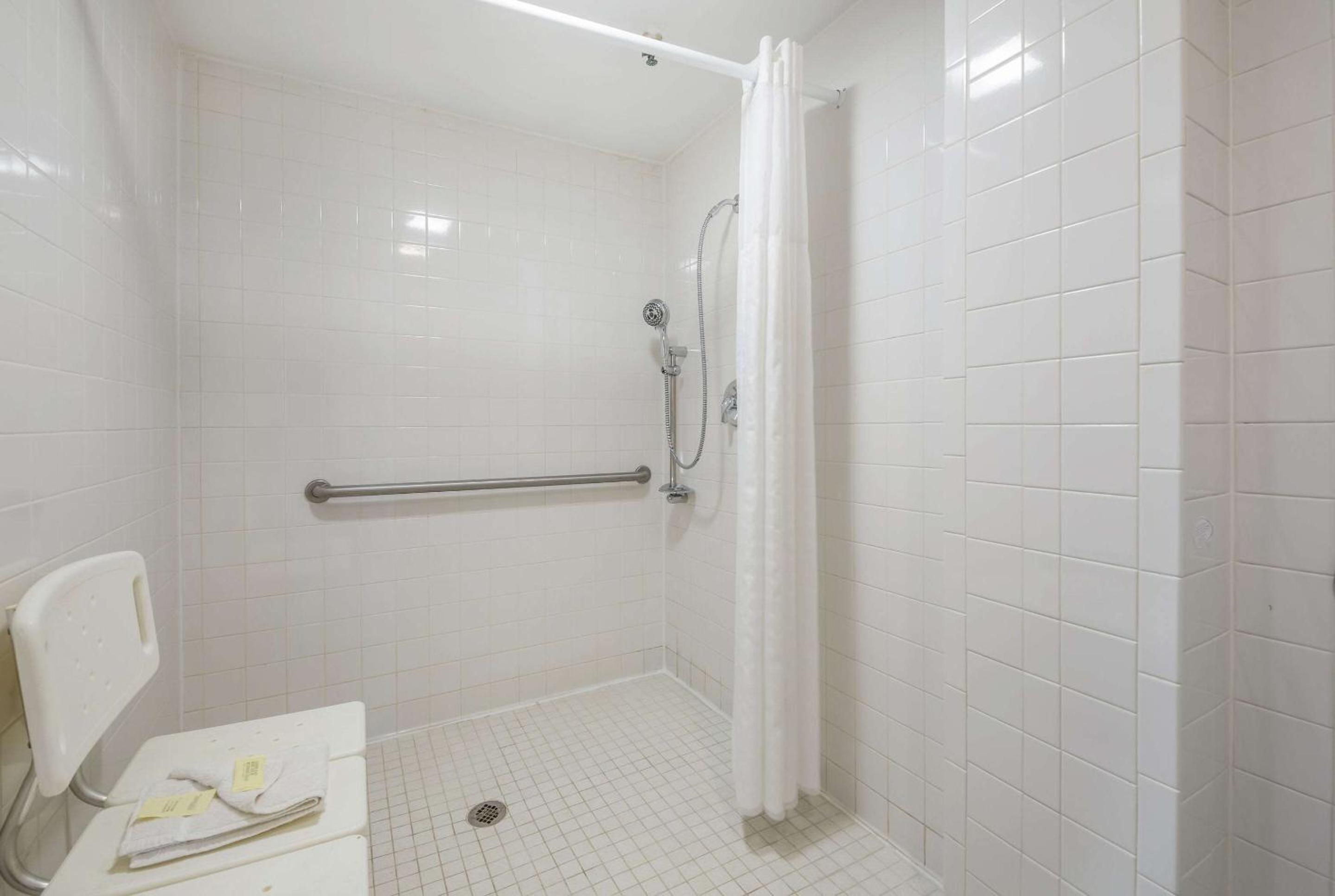 King Room - Accessible/Non Smoking - Photo 6