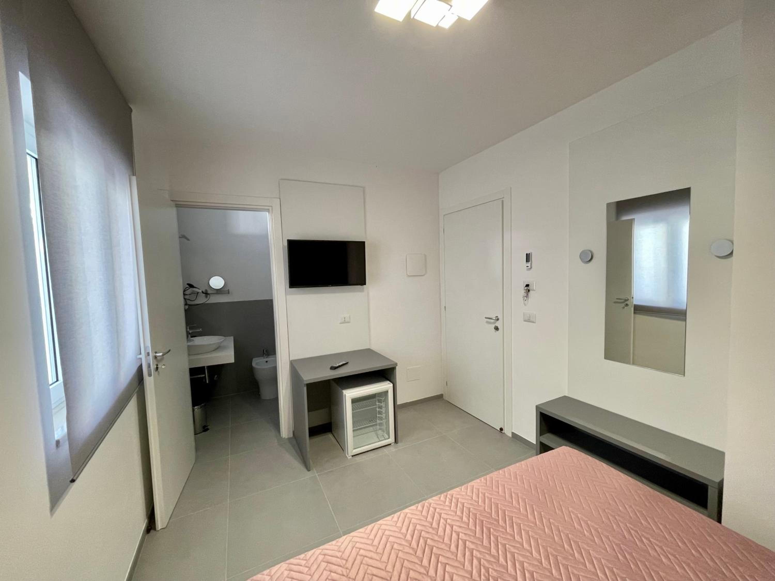 Small Double Room - Photo 5