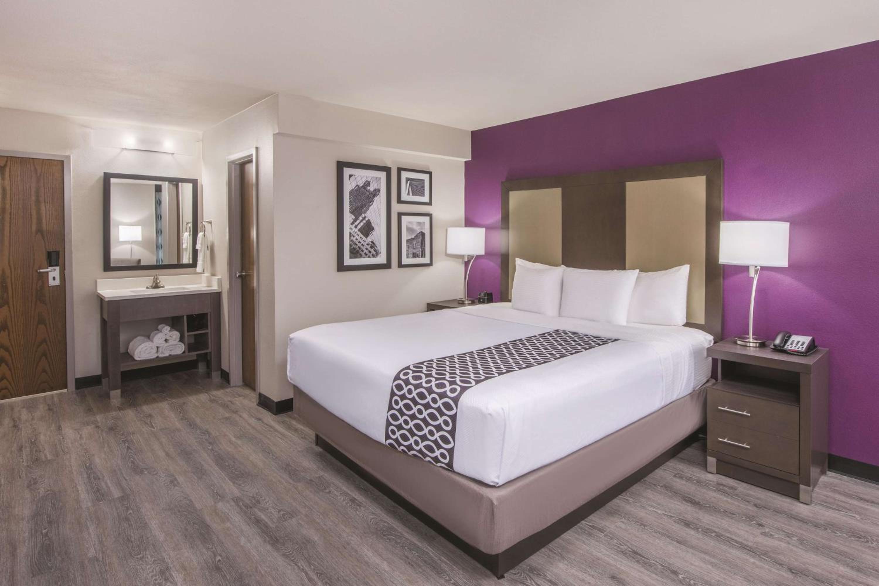 Deluxe King Room - Photo 1