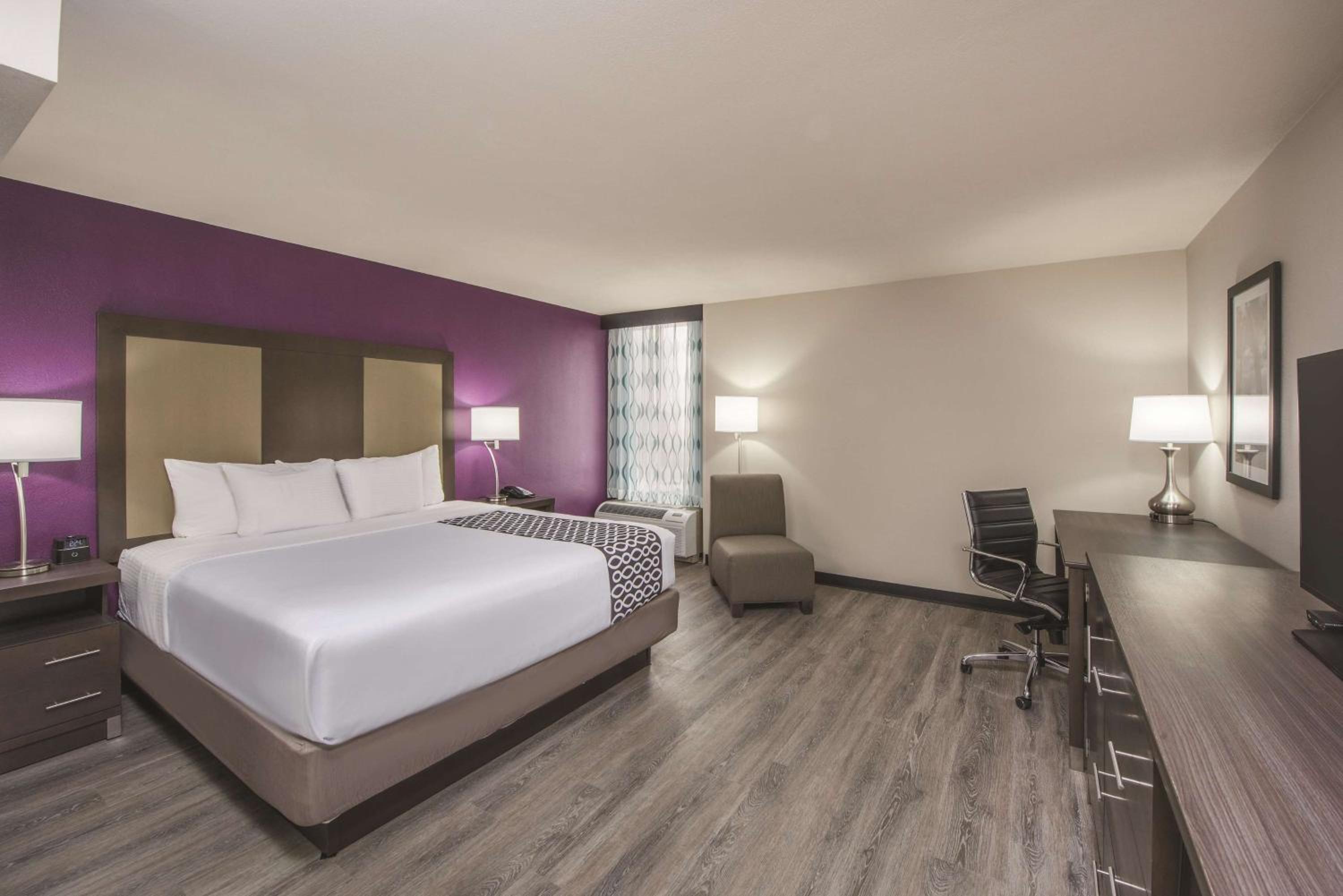 Deluxe King Room - Photo 2