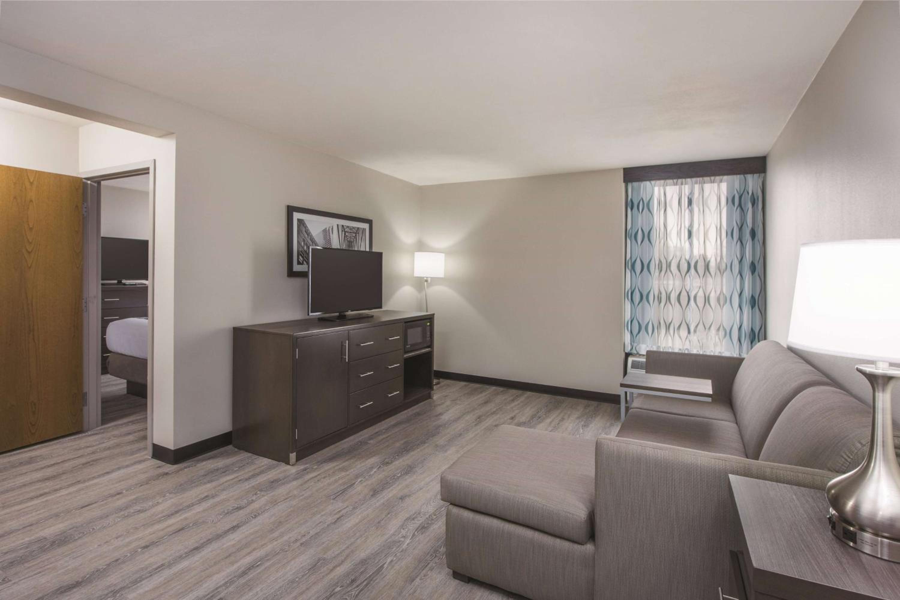 One-Bedroom King Suite - Non-Smoking - Photo 4