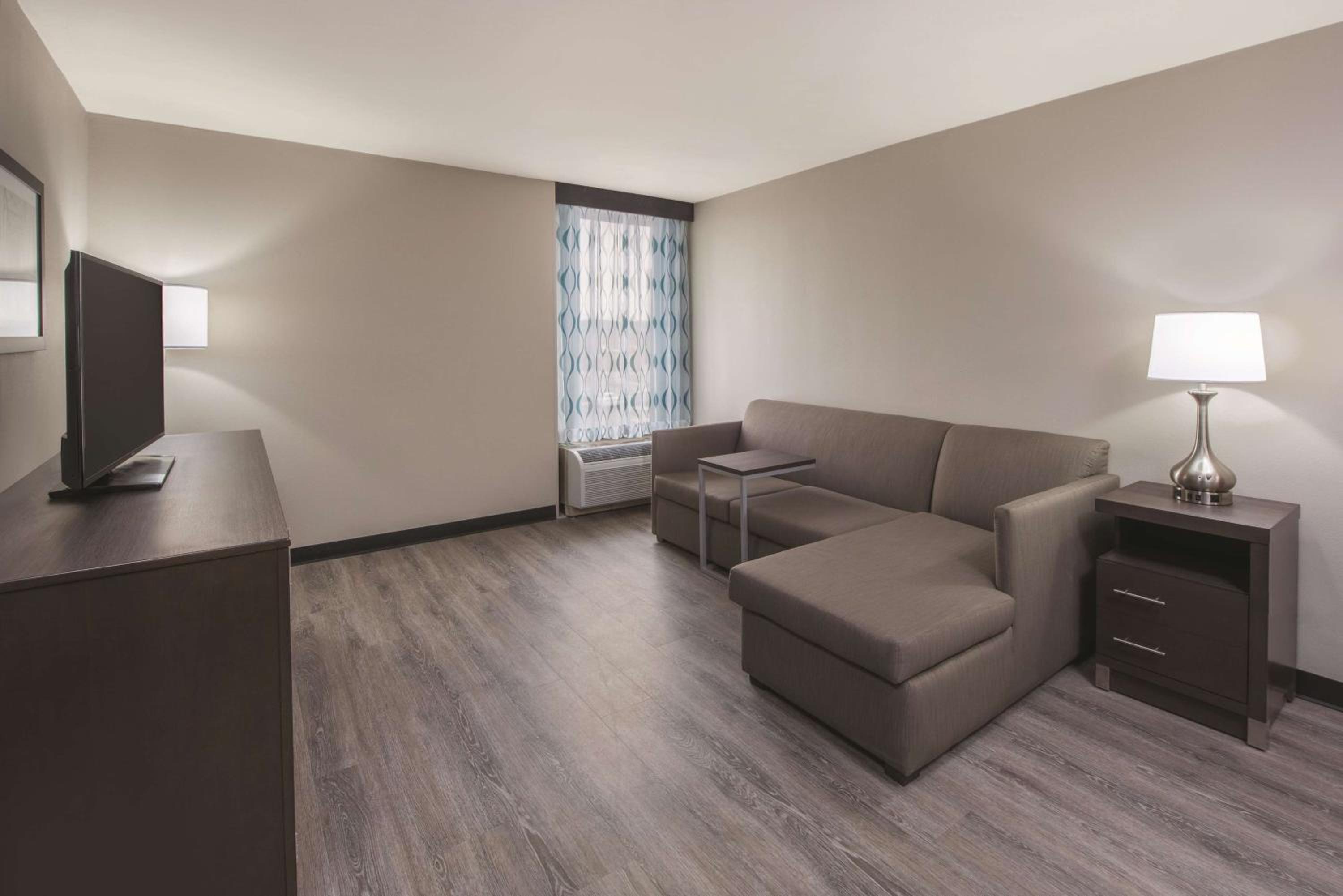One-Bedroom King Suite - Non-Smoking - Photo 2