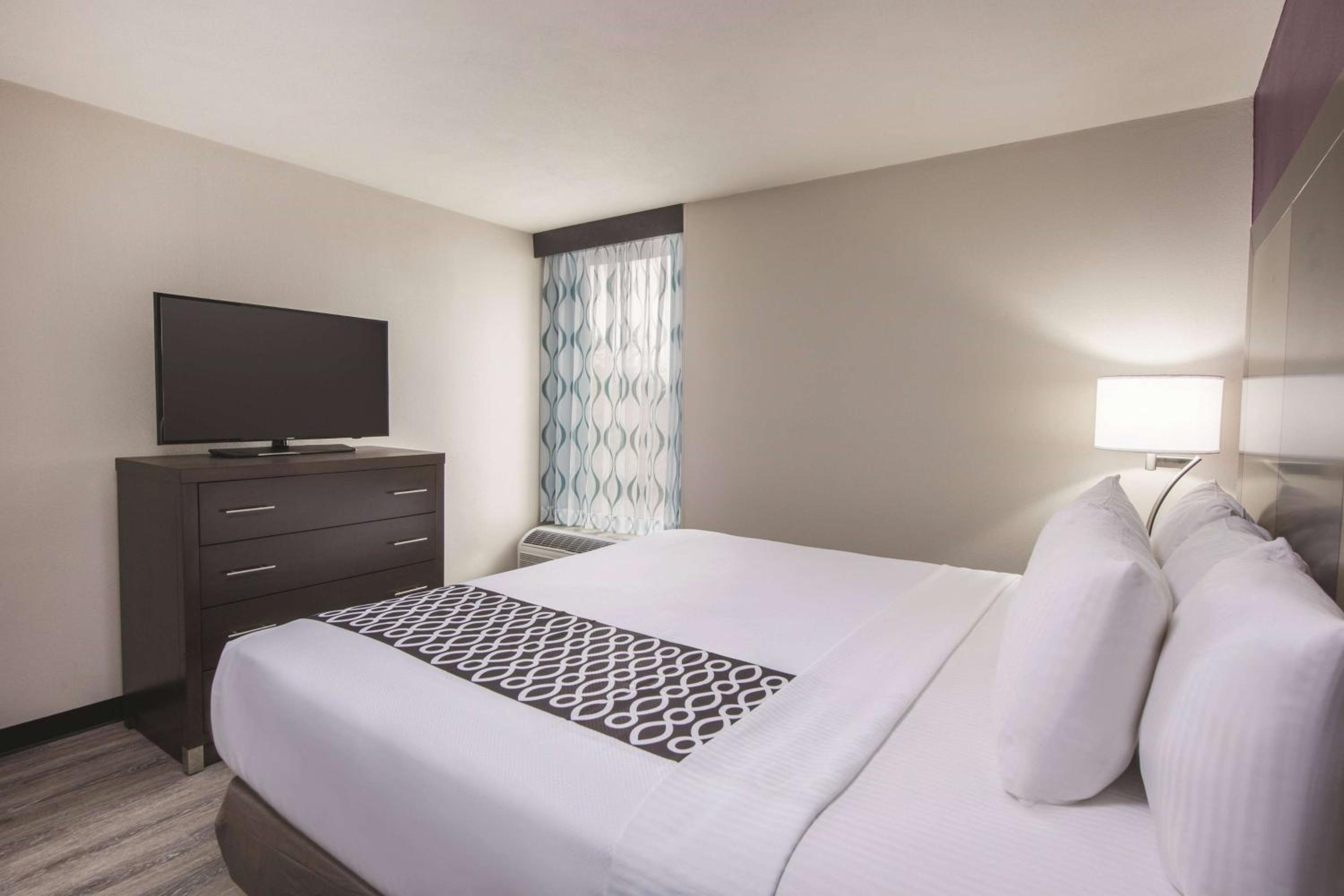 One-Bedroom King Suite - Non-Smoking - Photo 3