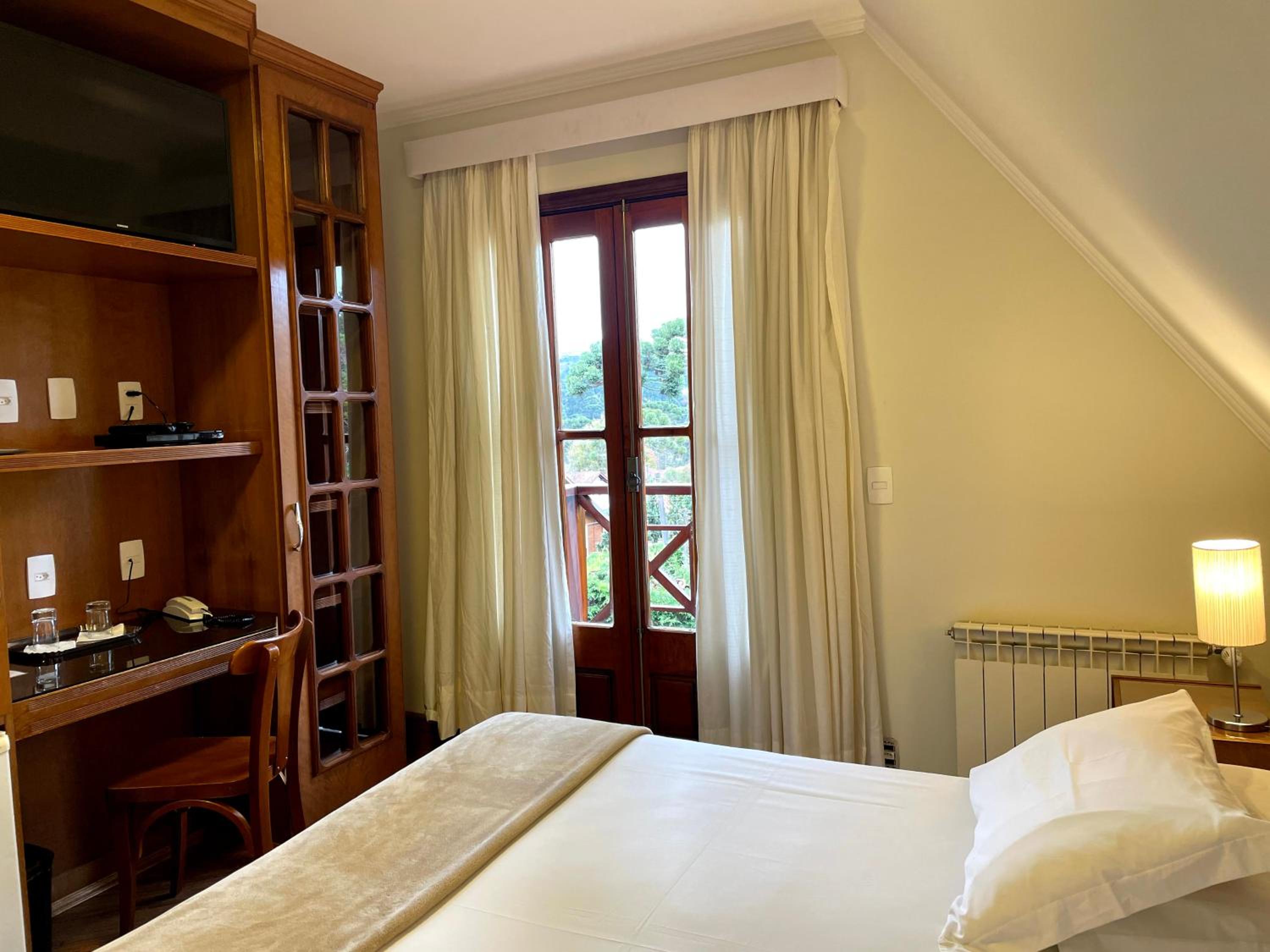Deluxe Double Room with Balcony photo 2