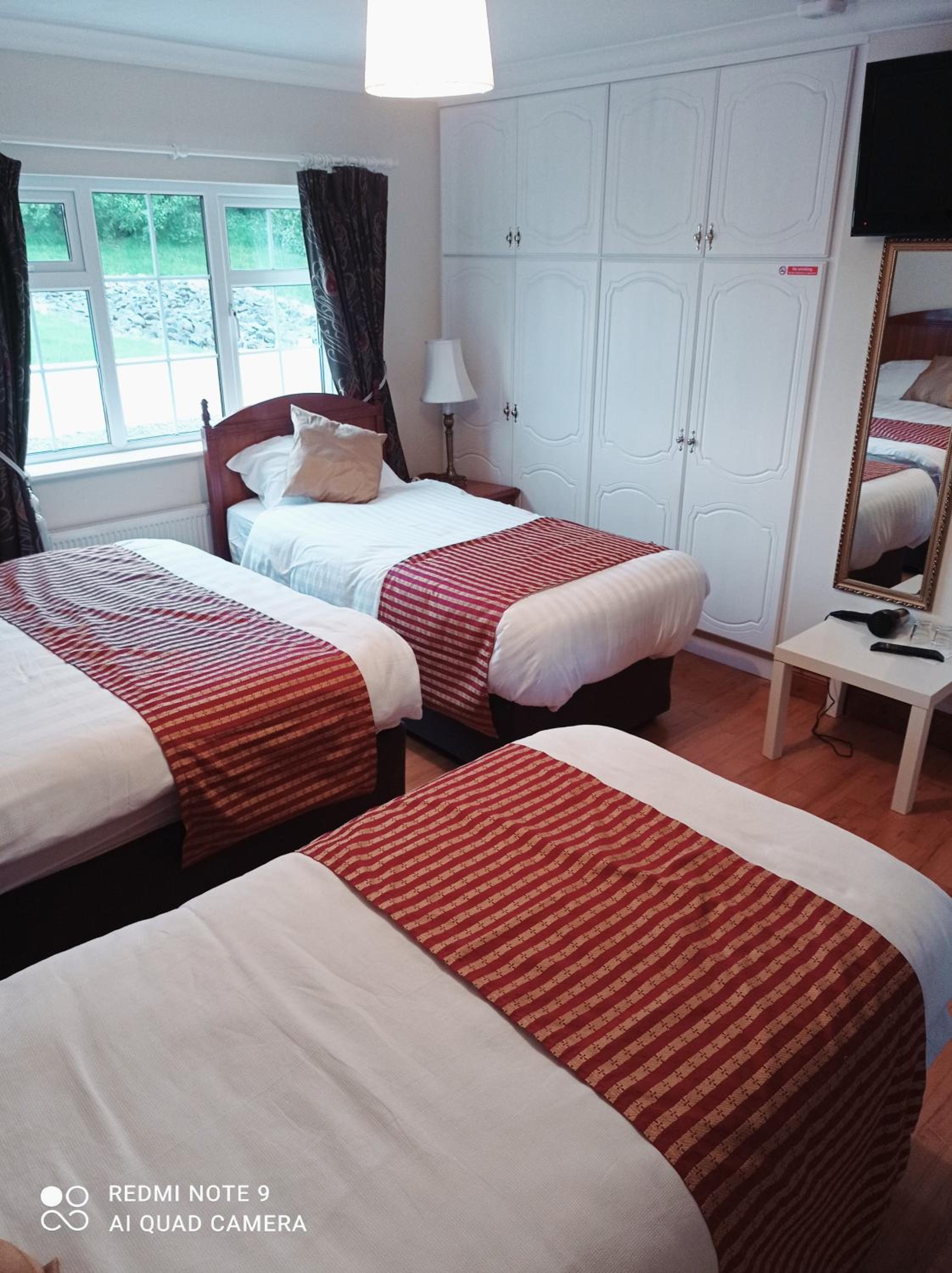 Quadruple Room with Private Bathroom - Photo 13