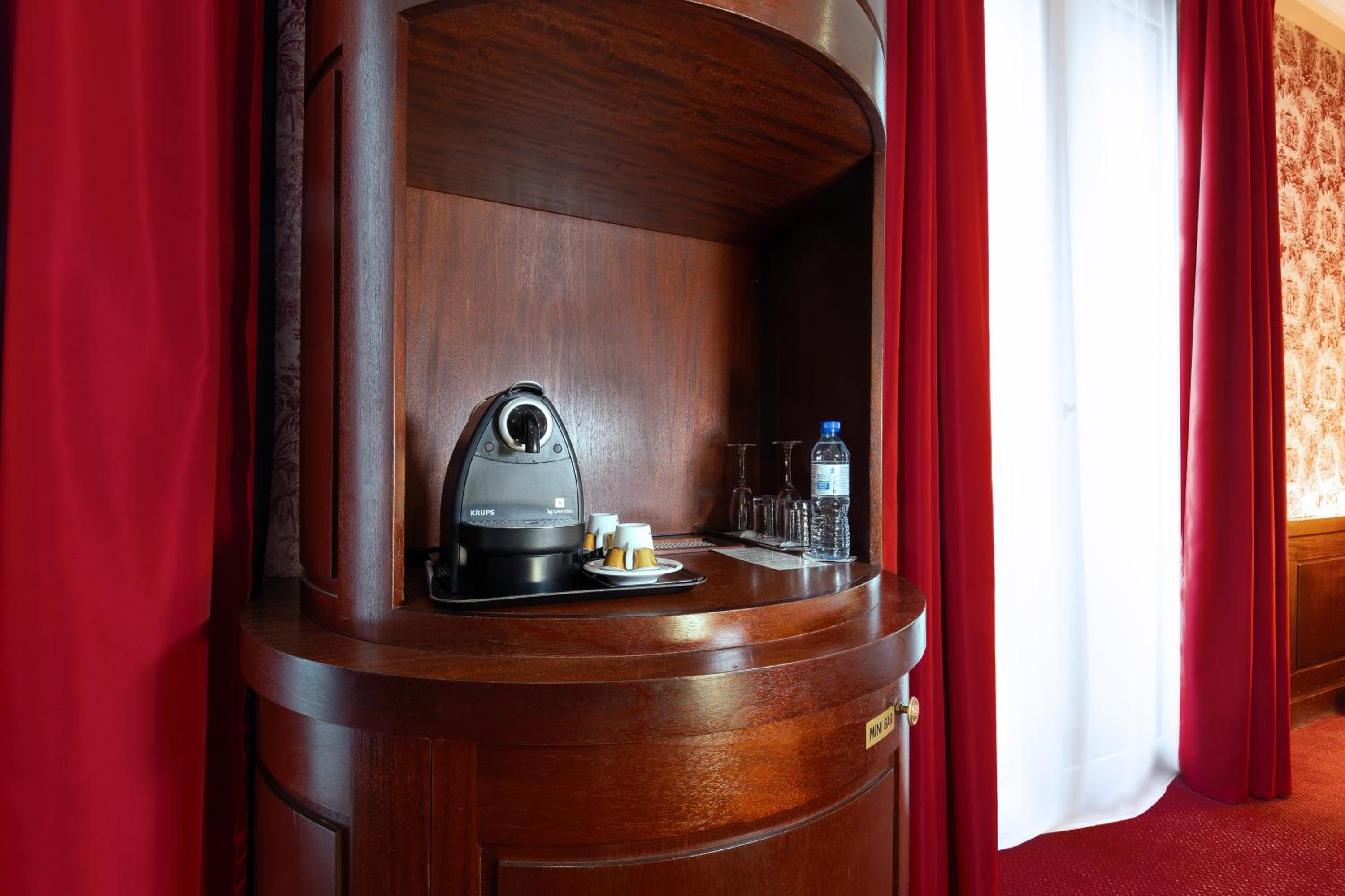 Suite - Photo 17