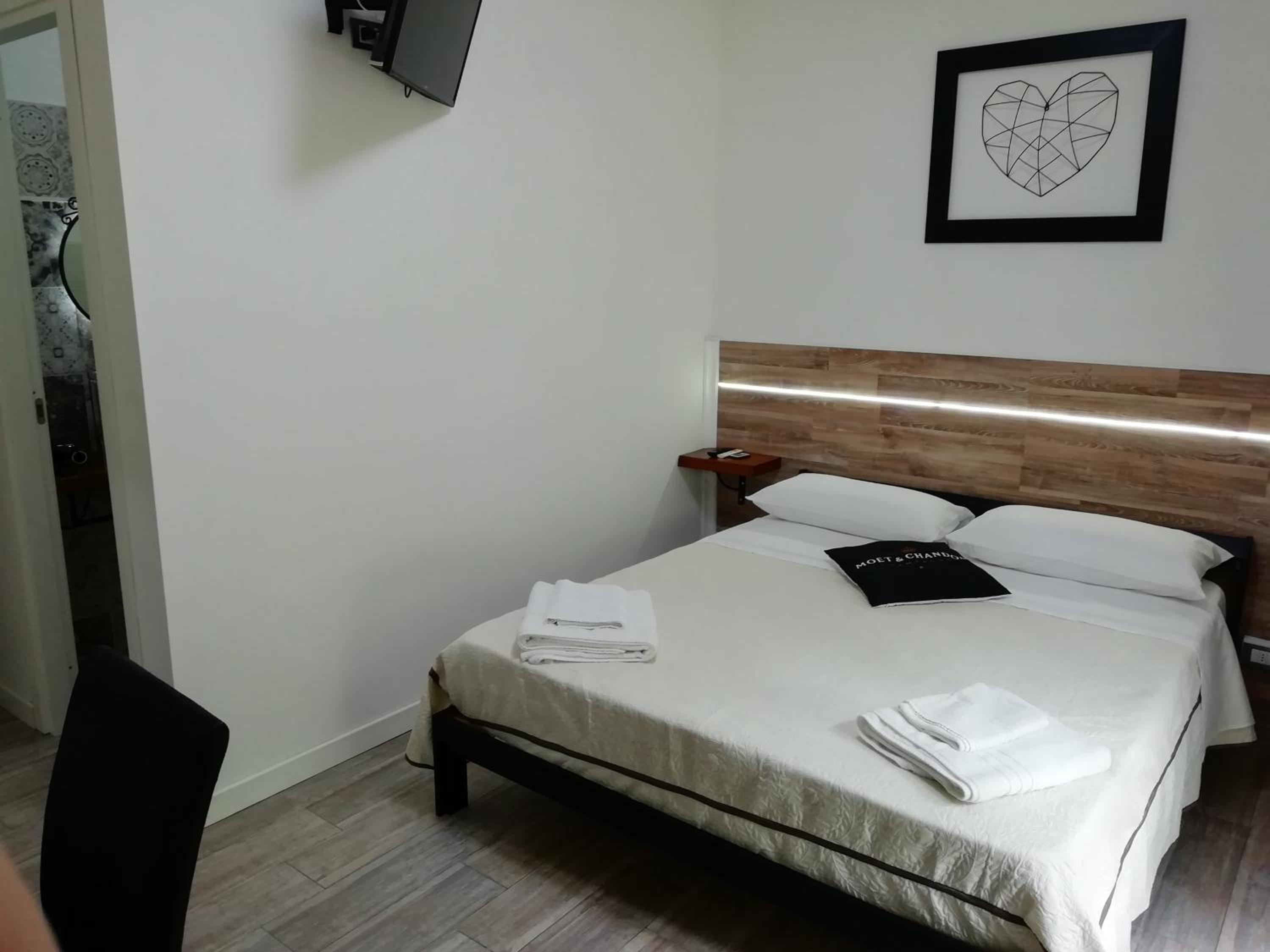 Large Double or Twin Room photo 2