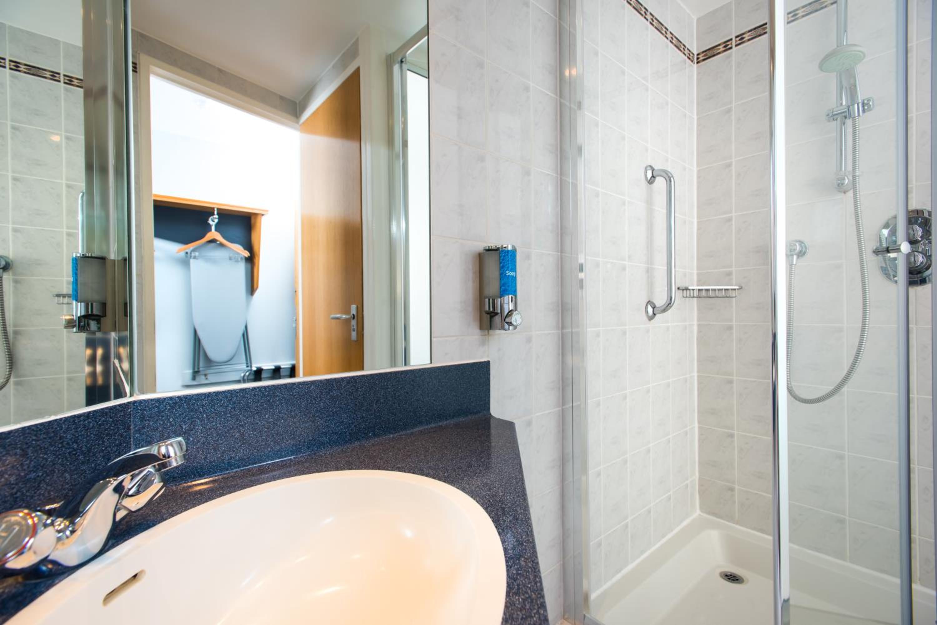 Standard Double Room with Sofa Bed and Free Hot Breakfast - Photo 2