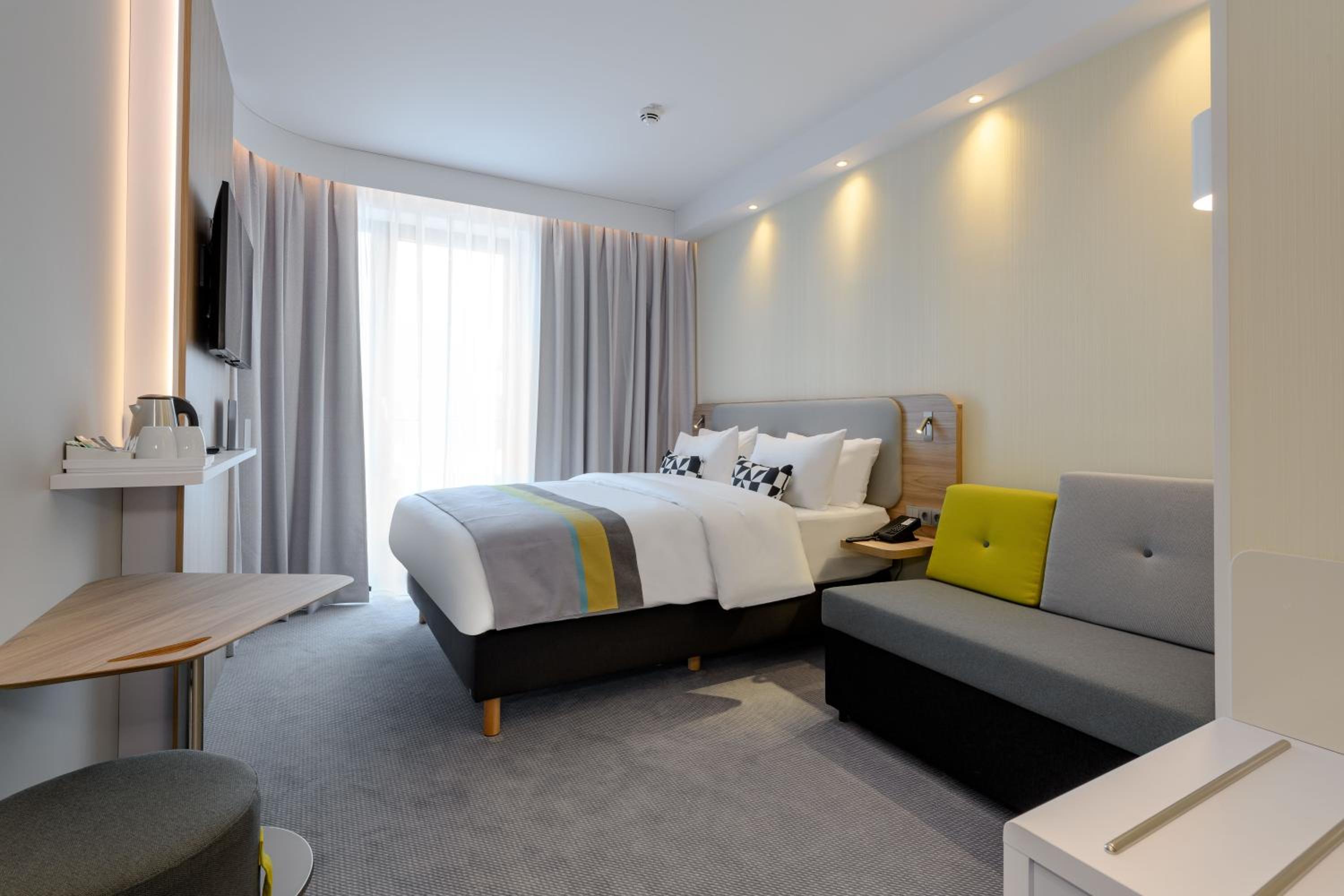 Queen Room with Sofa Bed - Photo 3