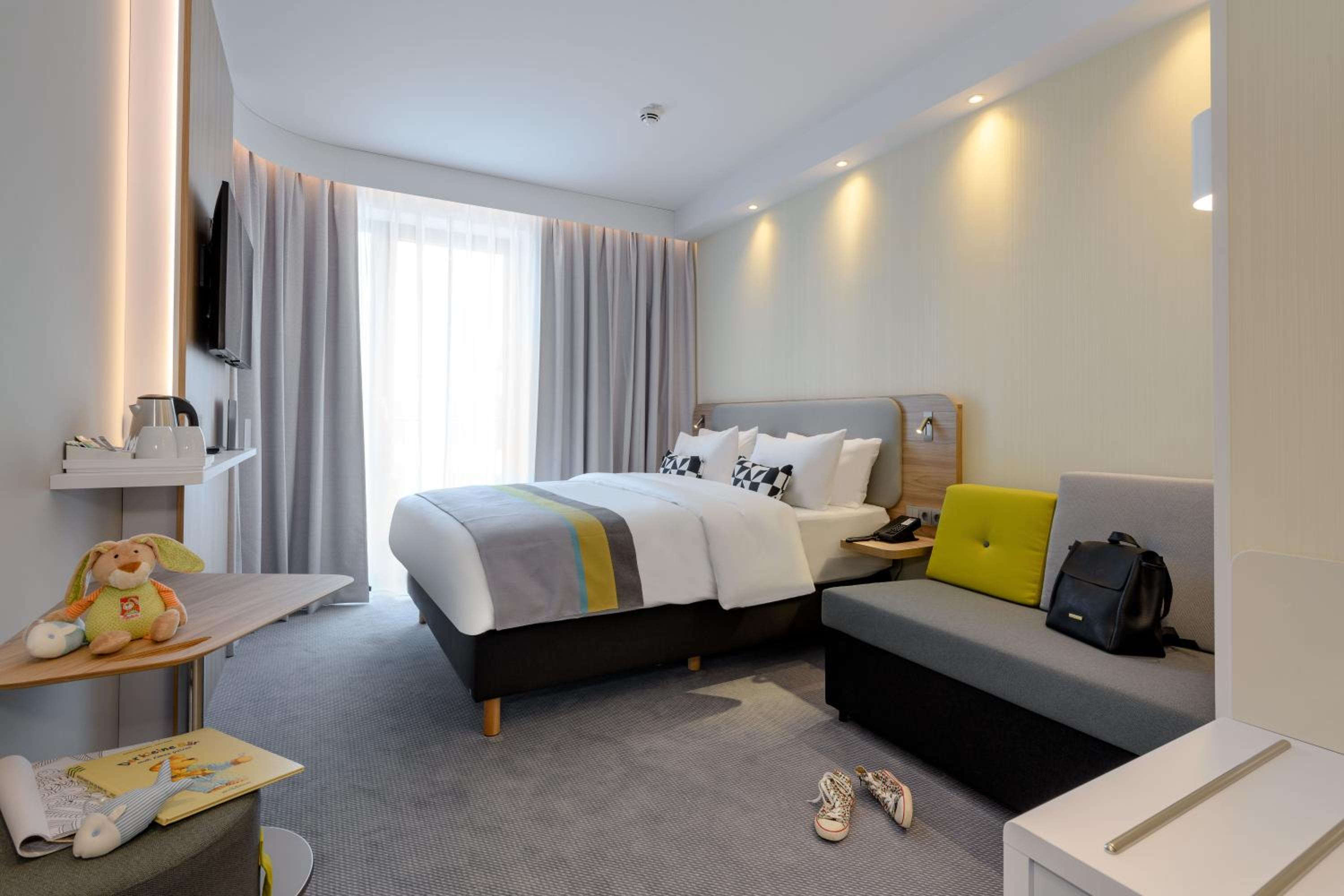 Queen Room with Sofa Bed - Photo 4
