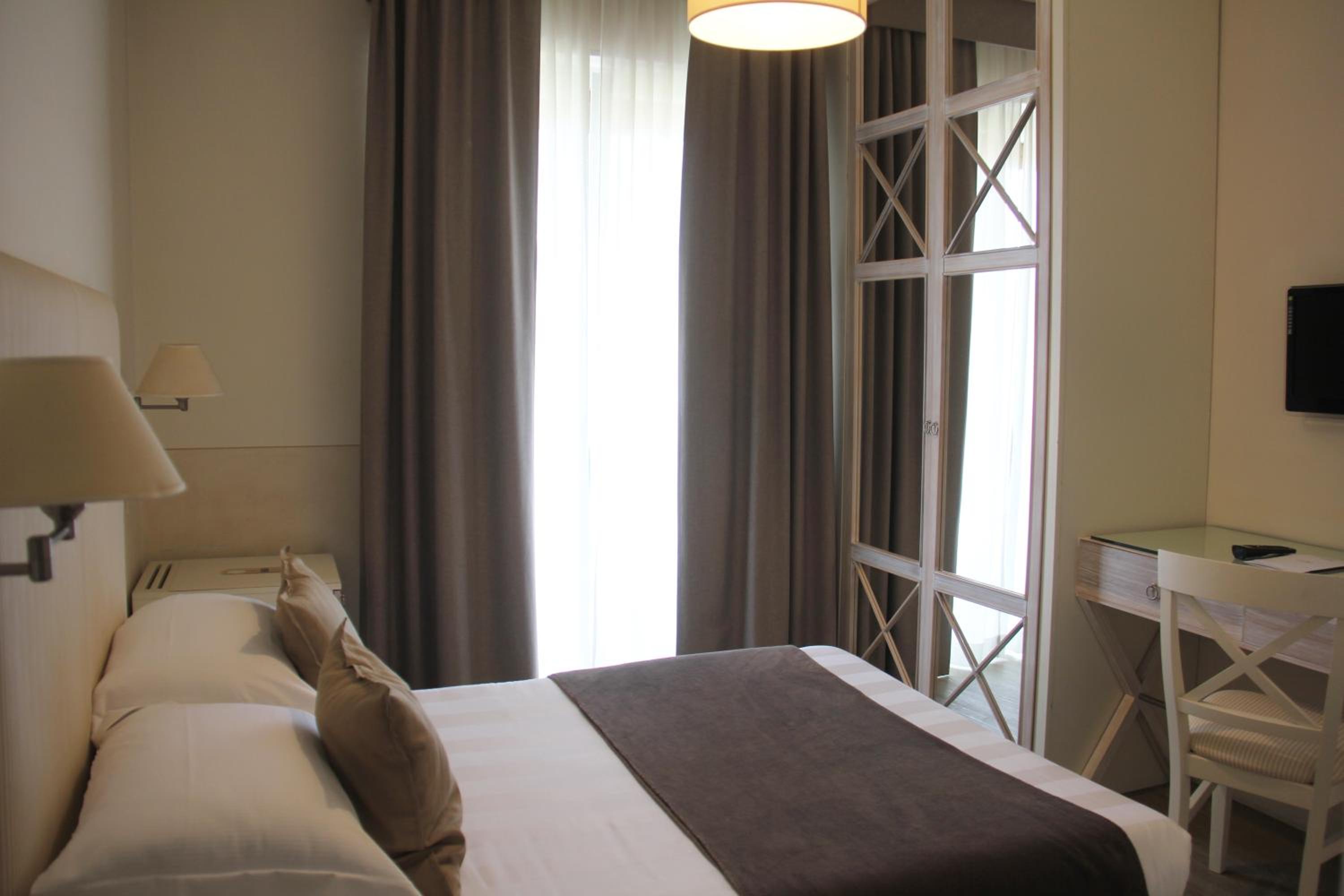 Queen Room with Balcony photo 1