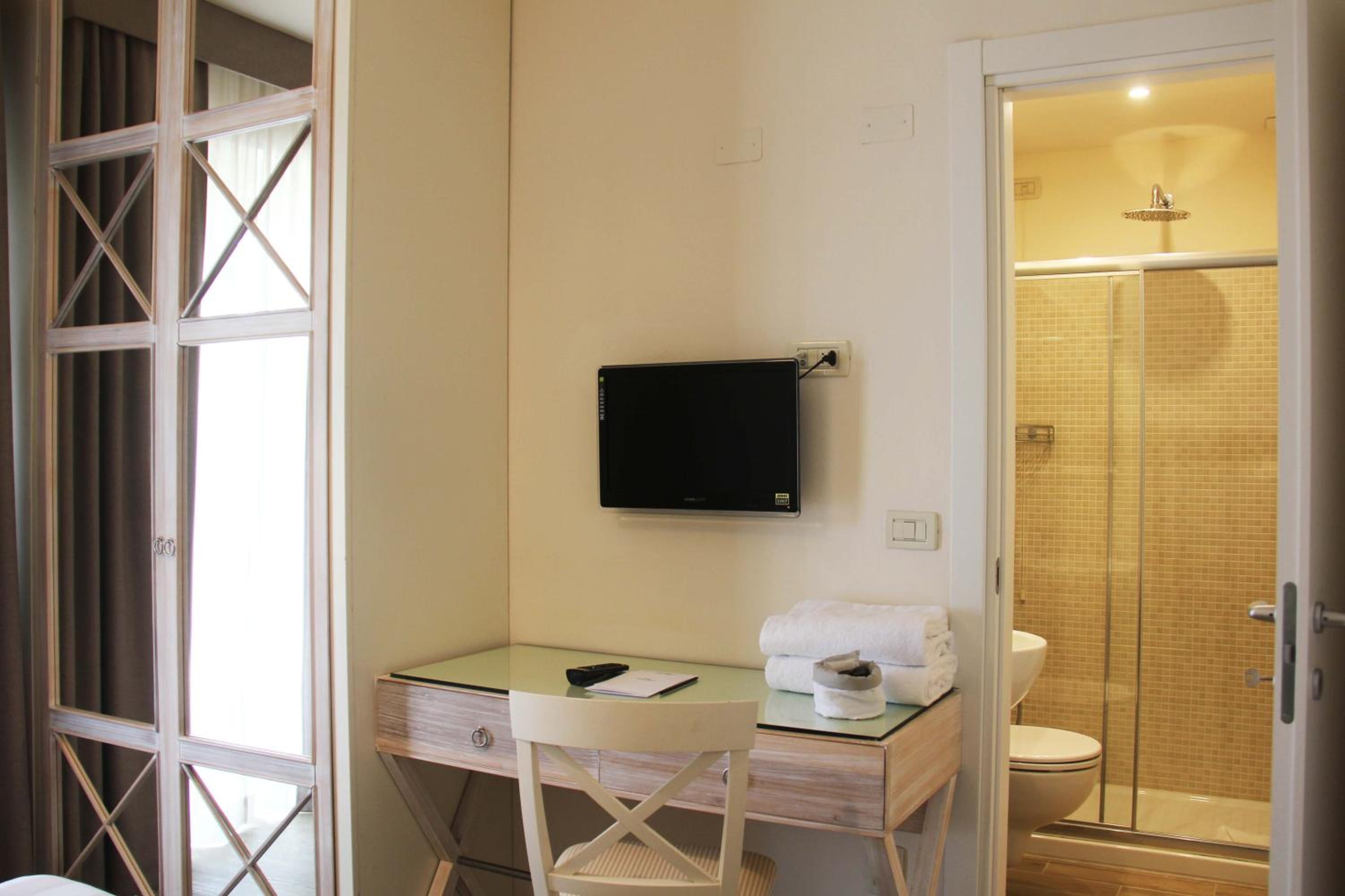 Queen Room with Balcony photo 2